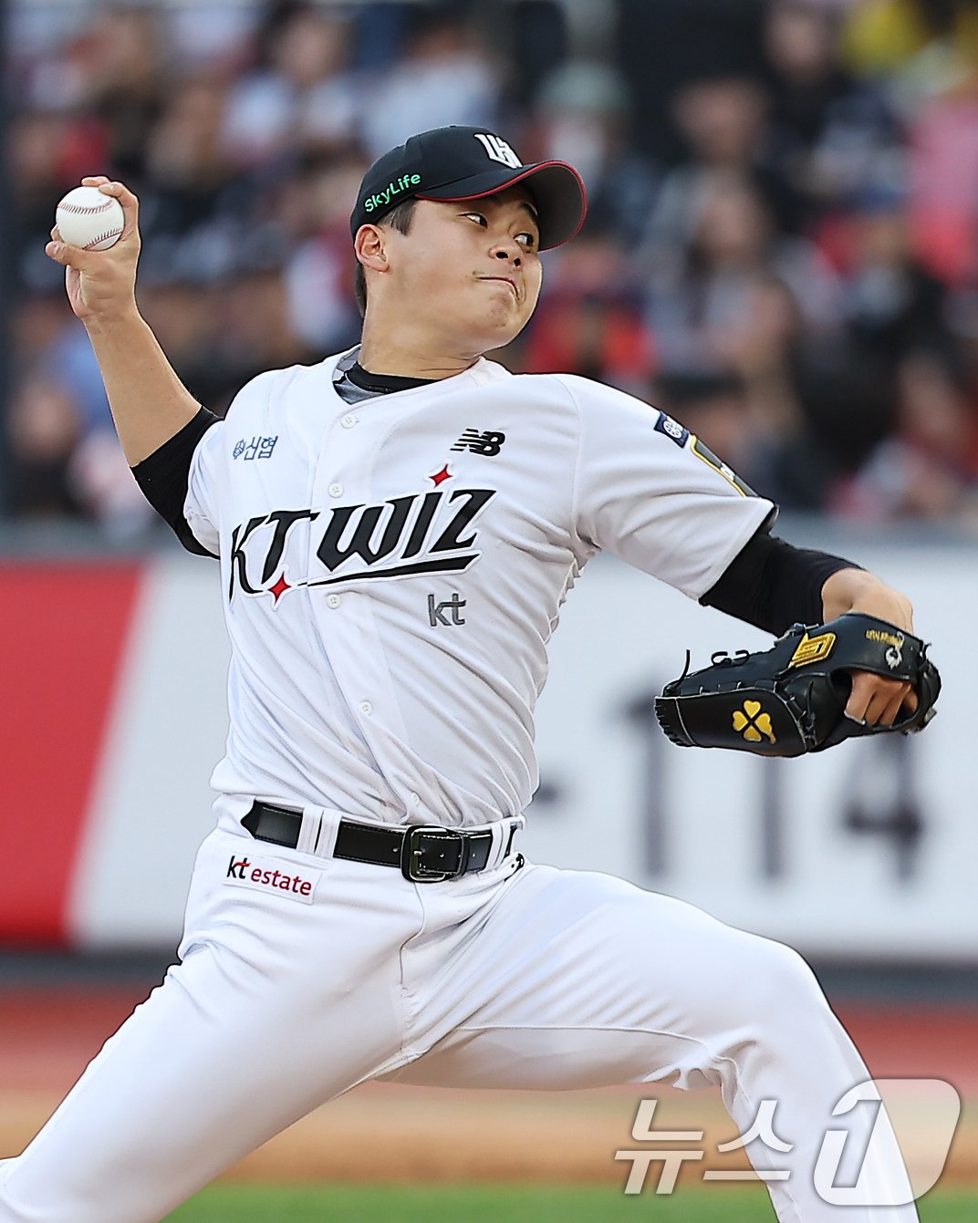 9일 오후 경기 수원시 장안구 KT위즈파크에서 열린 프로야구 &#39;2024 신한 SOL 뱅크 KBO 포스트시즌&#39; 준플레이오프 4차전 LG 트윈스와 KT 위즈의 경기, kt 마무리 박영현이 9회초 등판해 힘차게 공을 던지고 있다. 2024.10.9/뉴스1 ⓒ News1 김진환 기자