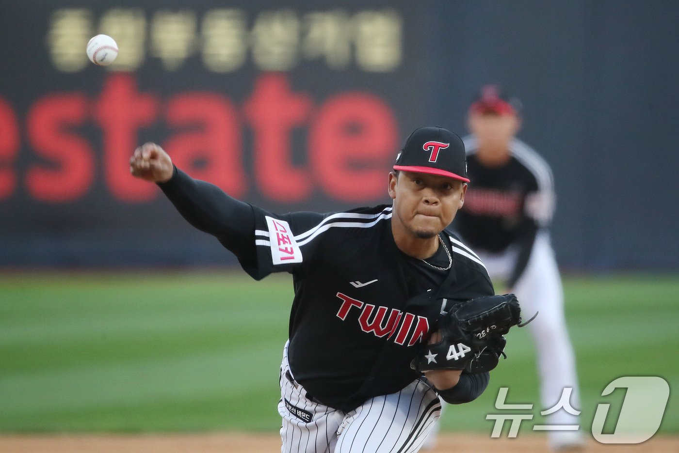 9일 오후 경기 수원시 장안구 KT위즈파크에서 열린 프로야구 &#39;2024 신한 SOL 뱅크 KBO 포스트시즌&#39; 준플레이오프 4차전 LG 트윈스와 KT 위즈의 경기, LG 에르난데스가 8회말 등판해 힘차게 공을 던지고 있다. 2024.10.9/뉴스1 ⓒ News1 임세영 기자