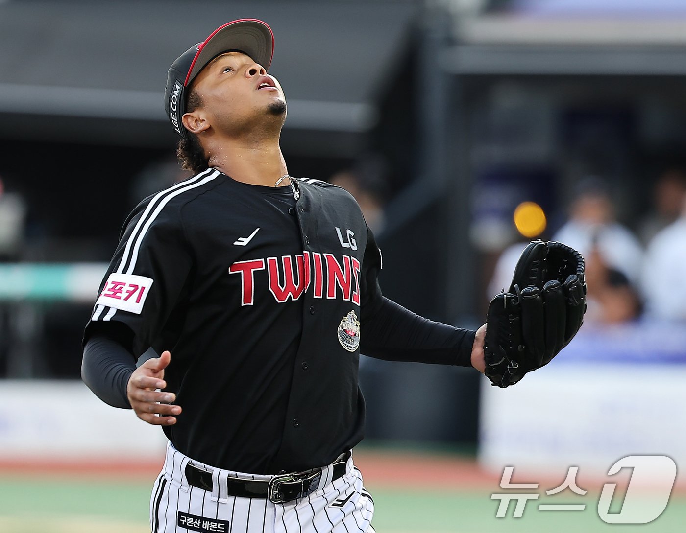 9일 오후 경기 수원시 장안구 KT위즈파크에서 열린 프로야구 &#39;2024 신한 SOL 뱅크 KBO 포스트시즌&#39; 준플레이오프 4차전 LG 트윈스와 KT 위즈의 경기, LG 에르난데스가 9회말 2사 3루에서 실점 없이 이닝을 마친 뒤 더그아웃으로 향하고 있다. 2024.10.9/뉴스1 ⓒ News1 김진환 기자