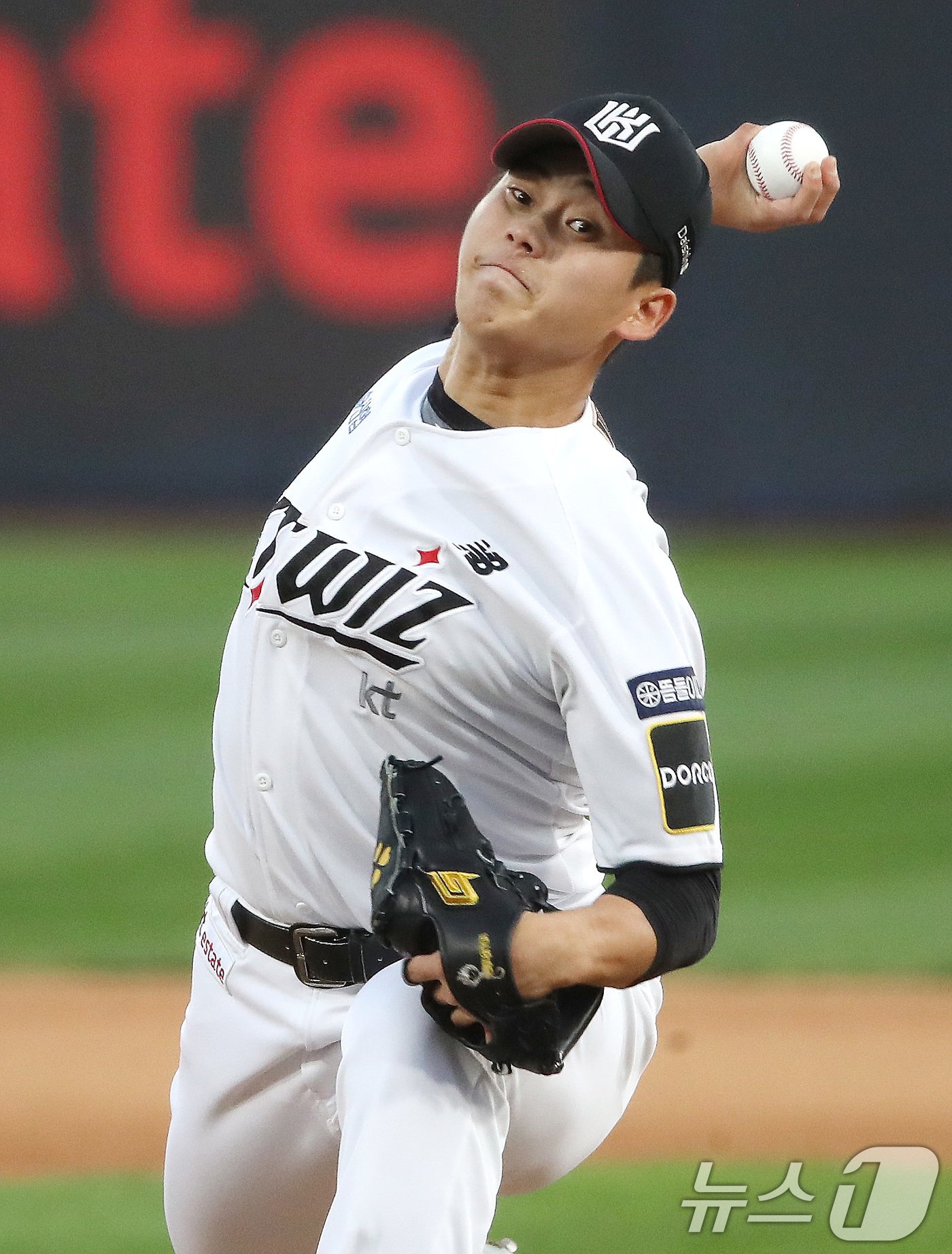 9일 오후 경기 수원시 장안구 KT위즈파크에서 열린 프로야구 &#39;2024 신한 SOL 뱅크 KBO 포스트시즌&#39; 준플레이오프 4차전 LG 트윈스와 KT 위즈의 경기 연장 10회초 kt 박영현이 역투하고 있다. 2024.10.9/뉴스1 ⓒ News1 임세영 기자