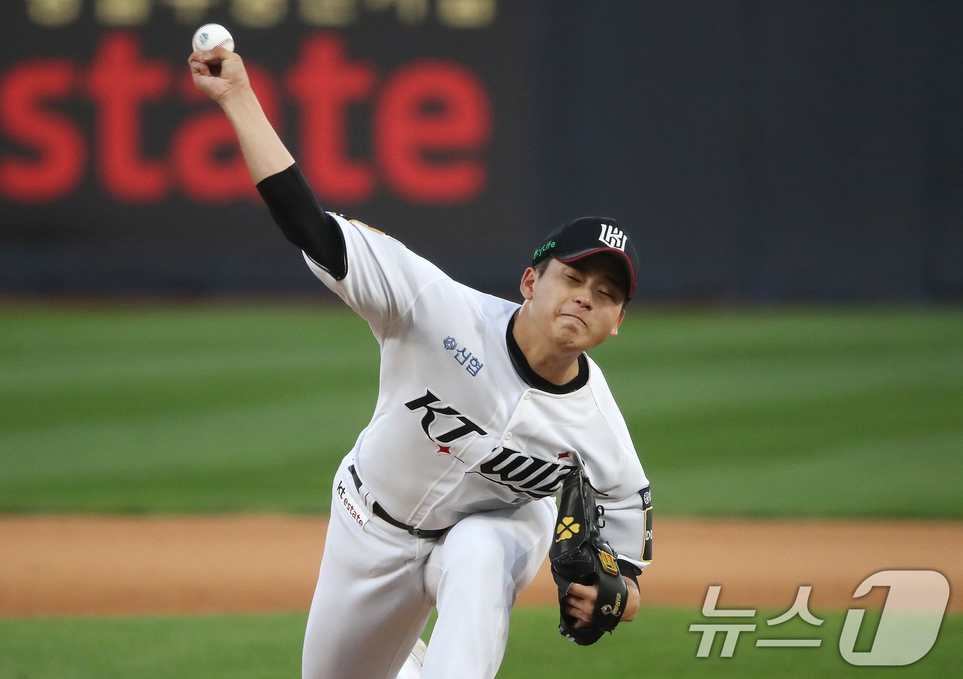 9일 오후 경기 수원시 장안구 KT위즈파크에서 열린 프로야구 &#39;2024 신한 SOL 뱅크 KBO 포스트시즌&#39; 준플레이오프 4차전 LG 트윈스와 KT 위즈의 경기 연장 10회초 kt 박영현이 역투하고 있다. 2024.10.9/뉴스1 ⓒ News1 임세영 기자