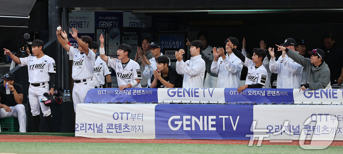 (수원=뉴스1) 김진환 기자 = 9일 오후 경기 수원시 장안구 KT위즈파크에서 열린 프로야구 '2024 신한 SOL 뱅크 KBO 포스트시즌' 준플레이오프 4차전 LG 트윈스와 KT …