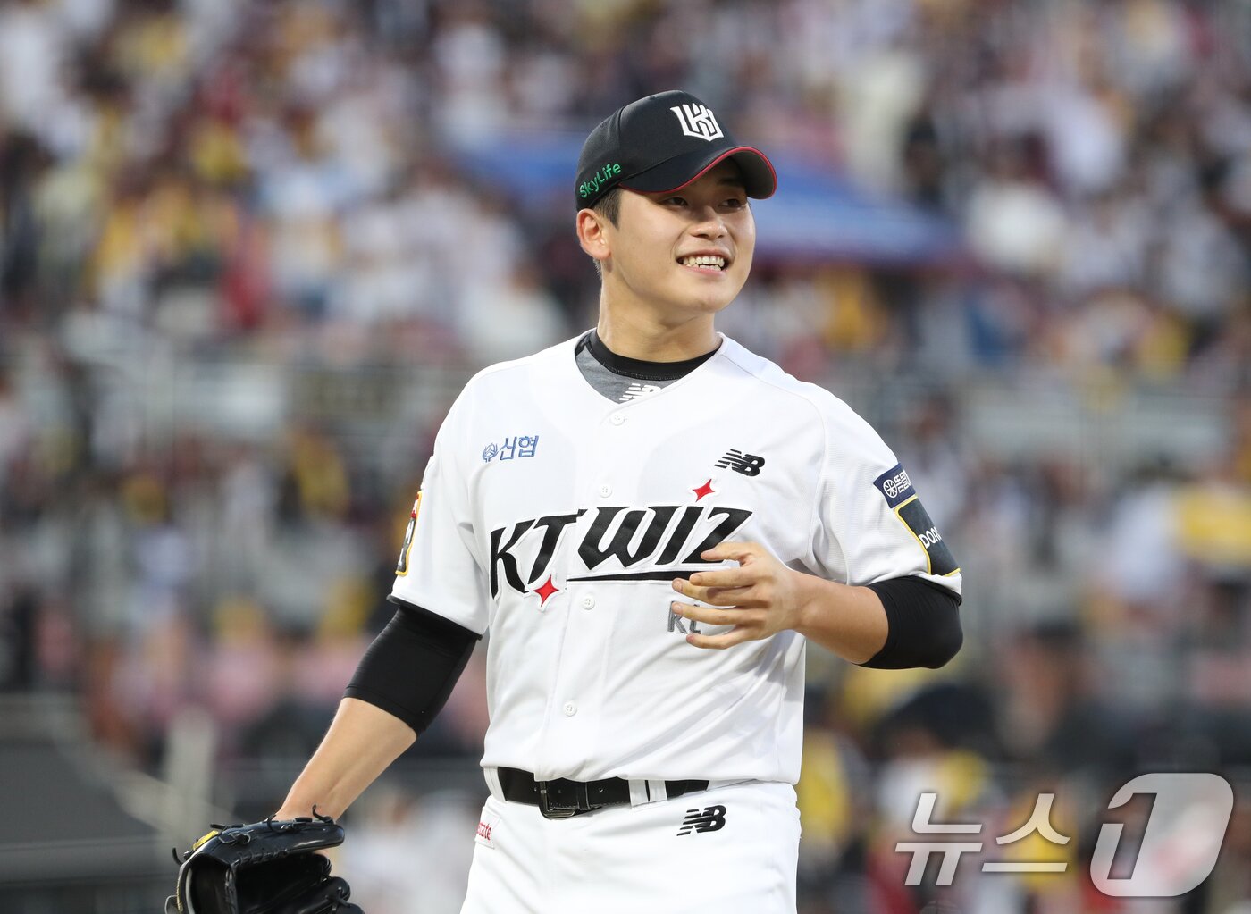 9일 오후 경기 수원시 장안구 KT위즈파크에서 열린 프로야구 &#39;2024 신한 SOL 뱅크 KBO 포스트시즌&#39; 준플레이오프 4차전 LG 트윈스와 KT 위즈의 경기, 11회초를 무실점으로 막은 KT 박영현이 웃으면서 마운드를 내려오고 있다. 2024.10.9/뉴스1 ⓒ News1 김영운 기자