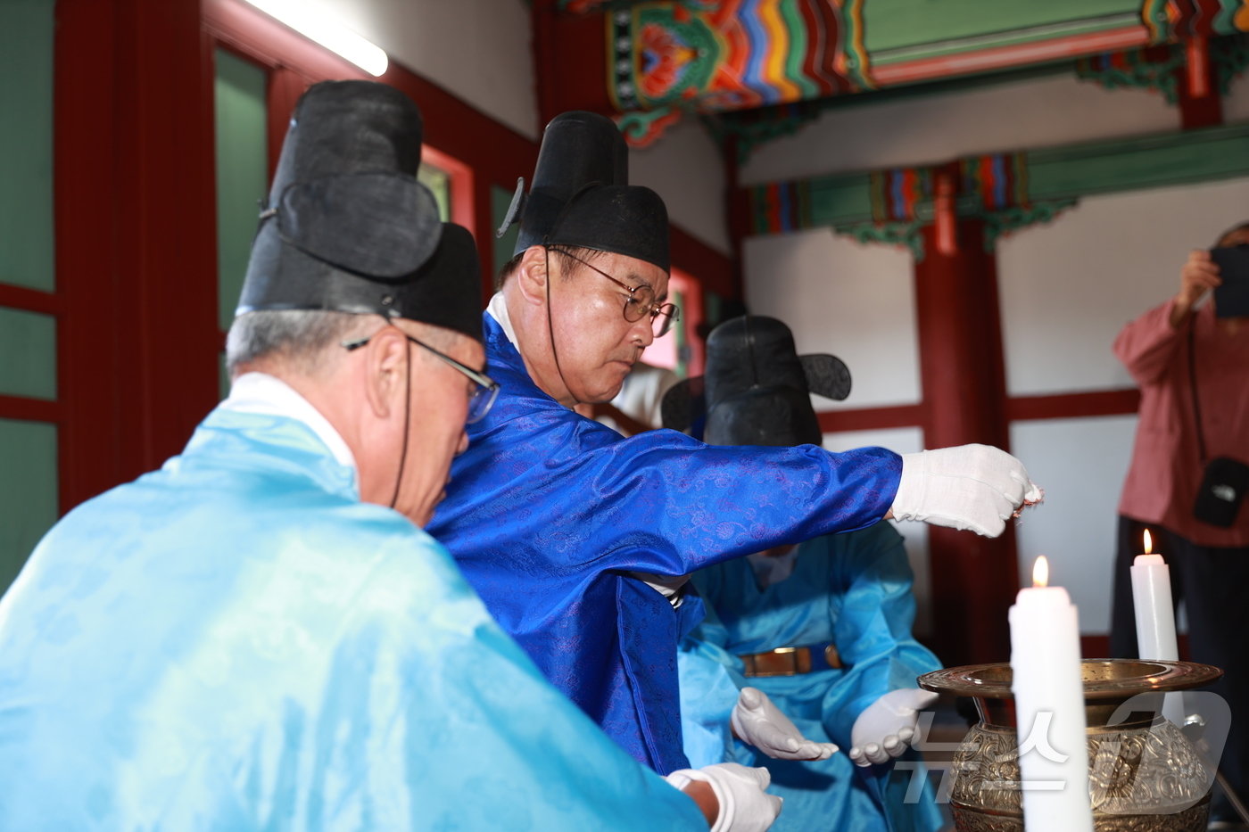 본문 이미지 - 강원 영월군 창절서원이 9일 창절사에서 '2024년 창절사 대제'를 봉행한 가운데, 최명서 영월군수가 이날 대제의 첫 번째 술잔을 올리는 초헌관을 맡았다. (영월군 제공) 2024.10.9/뉴스1 신관호 기자