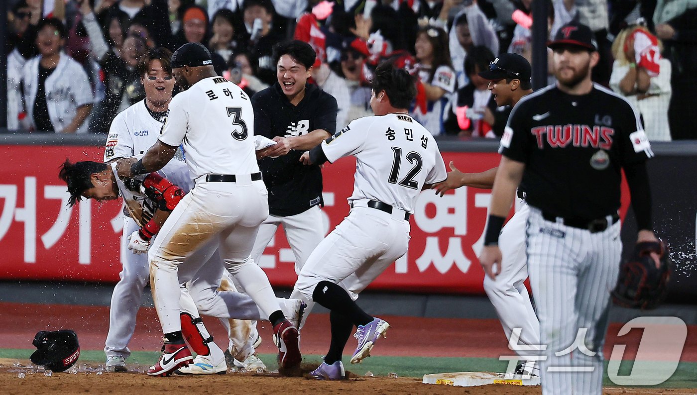 9일 오후 경기 수원시 장안구 KT위즈파크에서 열린 프로야구 &#39;2024 신한 SOL 뱅크 KBO 포스트시즌&#39; 준플레이오프 4차전 LG 트윈스와 KT 위즈의 경기, 연장 11회말 심우준의 끝내기 안타로 6대5 승리를 거둔 kt 선수들이 기쁨을 나누고 있다. 2024.10.9/뉴스1 ⓒ News1 김진환 기자