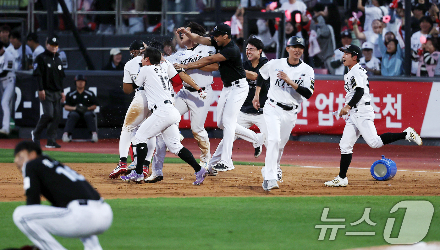 (수원=뉴스1) 김진환 기자 = 9일 오후 경기 수원시 장안구 KT위즈파크에서 열린 프로야구 '2024 신한 SOL 뱅크 KBO 포스트시즌' 준플레이오프 4차전 LG 트윈스와 KT …