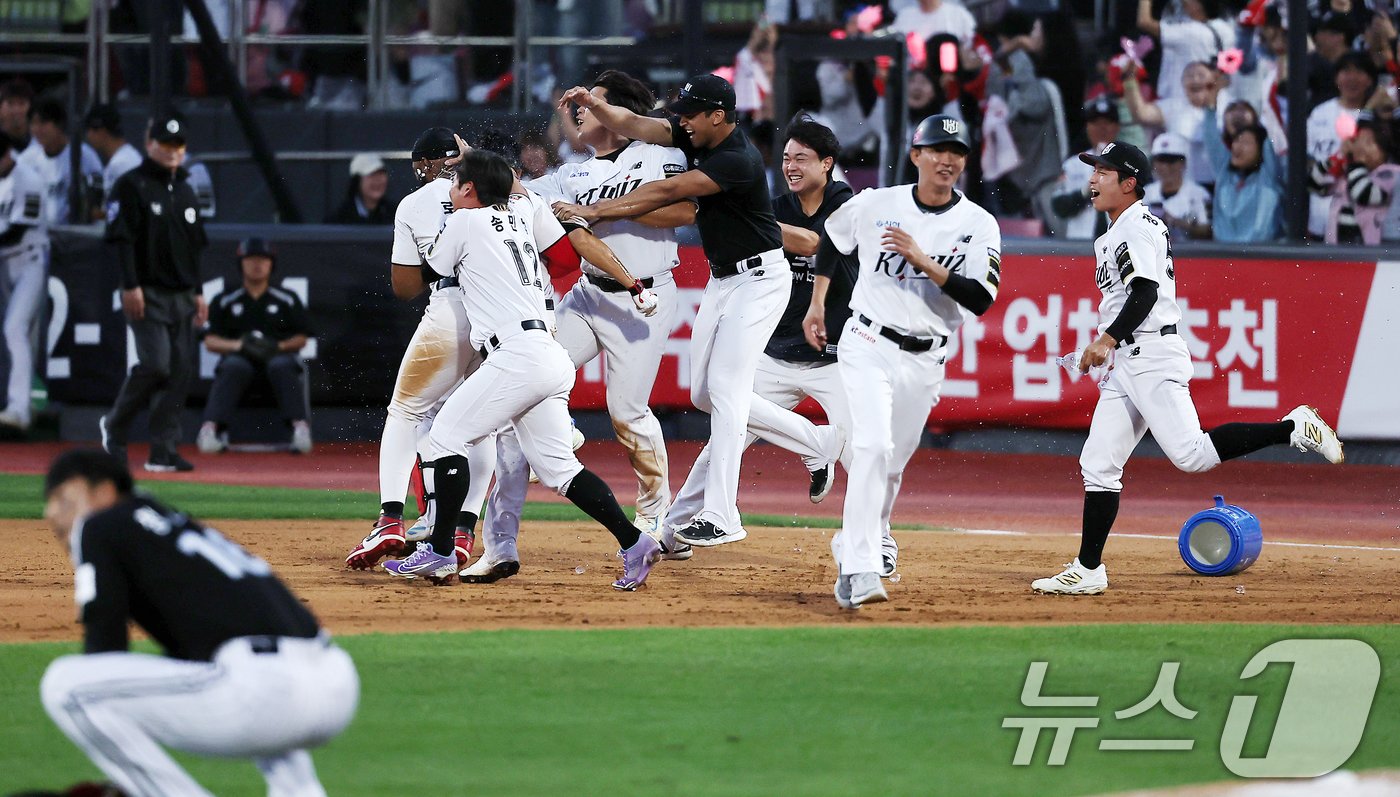 9일 오후 경기 수원시 장안구 KT위즈파크에서 열린 프로야구 &#39;2024 신한 SOL 뱅크 KBO 포스트시즌&#39; 준플레이오프 4차전 LG 트윈스와 KT 위즈의 경기, 연장 11회말 심우준의 끝내기 안타로 6대5 승리를 거둔 kt 선수들이 기쁨을 나누고 있다. 2024.10.9/뉴스1 ⓒ News1 김진환 기자