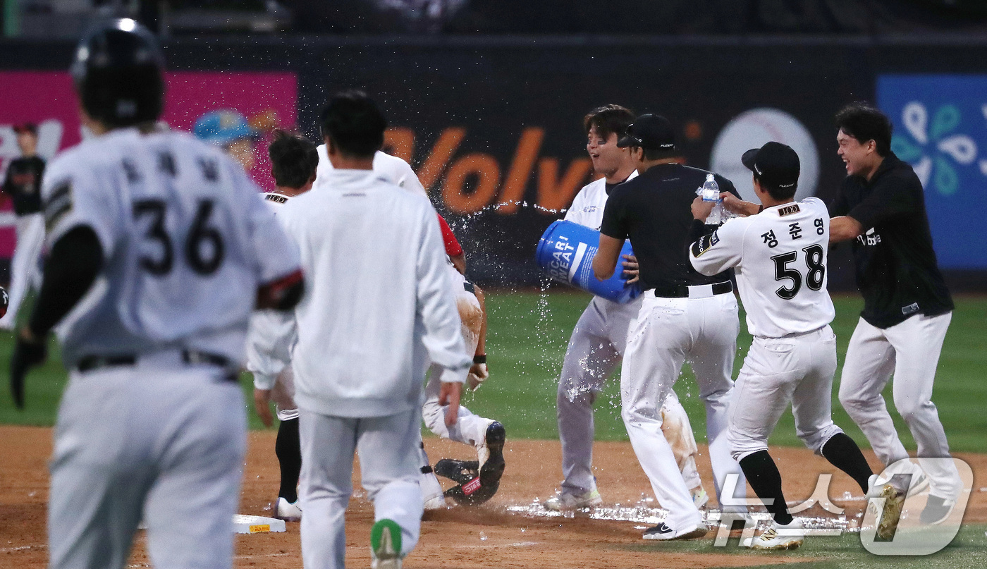 (수원=뉴스1) 임세영 기자 = 9일 오후 경기 수원시 장안구 KT위즈파크에서 열린 프로야구 '2024 신한 SOL 뱅크 KBO 포스트시즌' 준플레이오프 4차전 LG 트윈스와 KT …