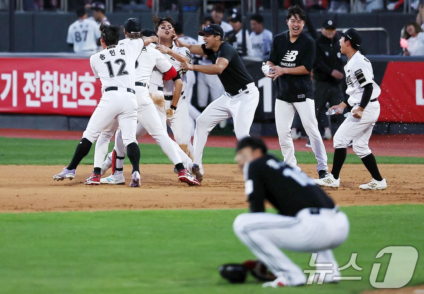 (수원=뉴스1) 김진환 기자 = 9일 오후 경기 수원시 장안구 KT위즈파크에서 열린 프로야구 '2024 신한 SOL 뱅크 KBO 포스트시즌' 준플레이오프 4차전 LG 트윈스와 KT …