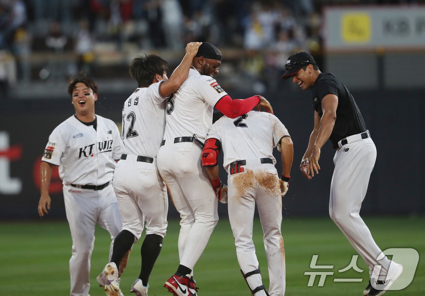 9일 오후 경기 수원시 장안구 KT위즈파크에서 열린 프로야구 &#39;2024 신한 SOL 뱅크 KBO 포스트시즌&#39; 준플레이오프 4차전 LG 트윈스와 KT 위즈의 경기 종료 후 KT 선수들이 기쁨을 나누고 있다. 이날 경기는 6대5로 KT의 승리로 끝났다. 2024.10.9/뉴스1 ⓒ News1 김영운 기자