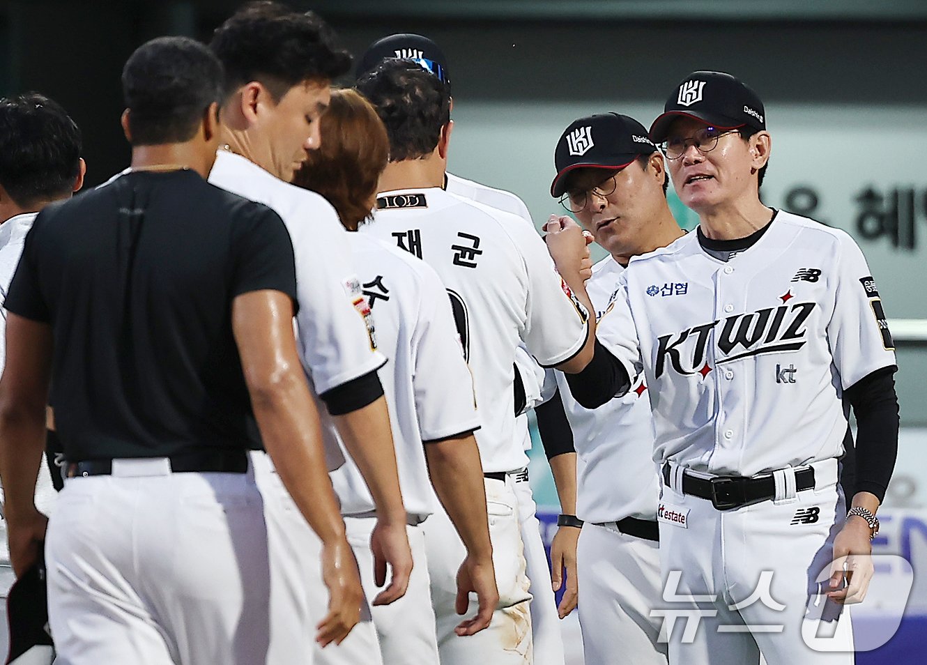 9일 오후 경기 수원시 장안구 KT위즈파크에서 열린 프로야구 &#39;2024 신한 SOL 뱅크 KBO 포스트시즌&#39; 준플레이오프 4차전 LG 트윈스와 KT 위즈의 경기, 연장 11회말 심우준의 끝내기 안타로 6대5 승리를 거둔 kt 이강철 감독이 선수들을 독려하고 있다. 2024.10.9/뉴스1 ⓒ News1 김진환 기자