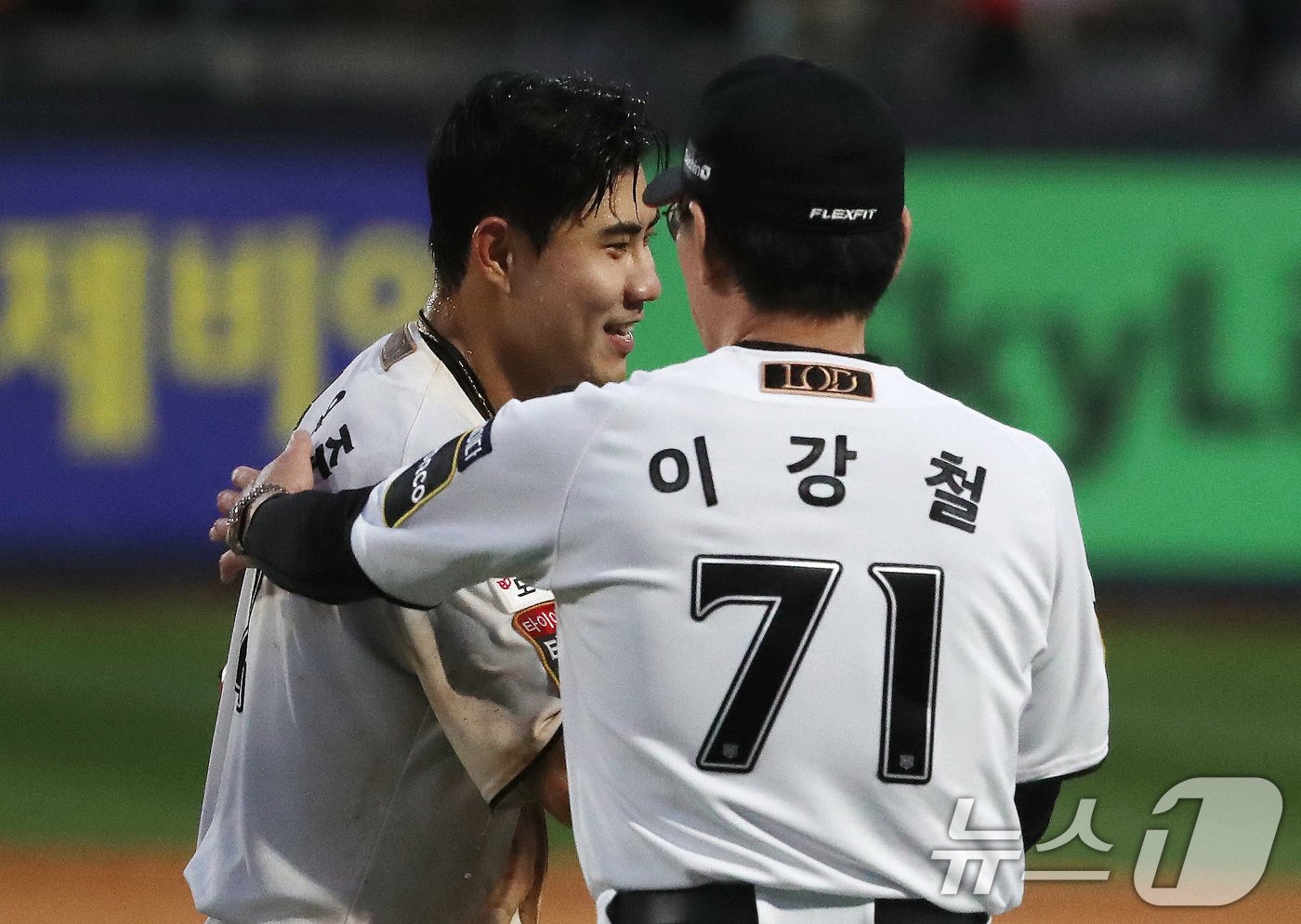 9일 오후 경기 수원시 장안구 KT위즈파크에서 열린 프로야구 &#39;2024 신한 SOL 뱅크 KBO 포스트시즌&#39; 준플레이오프 4차전 LG 트윈스와 KT 위즈의 경기, 연장 11회말 심우준의 끝내기 안타로 6대5 승리를 거둔 kt 이강철 감독이 심우준을 격려하고 있다. 2024.10.9/뉴스1 ⓒ News1 임세영 기자