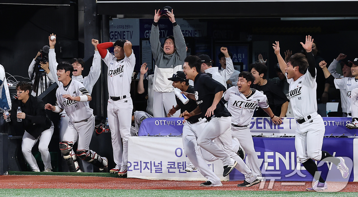 (수원=뉴스1) 김진환 기자 = 9일 오후 경기 수원시 장안구 KT위즈파크에서 열린 프로야구 '2024 신한 SOL 뱅크 KBO 포스트시즌' 준플레이오프 4차전 LG 트윈스와 KT …