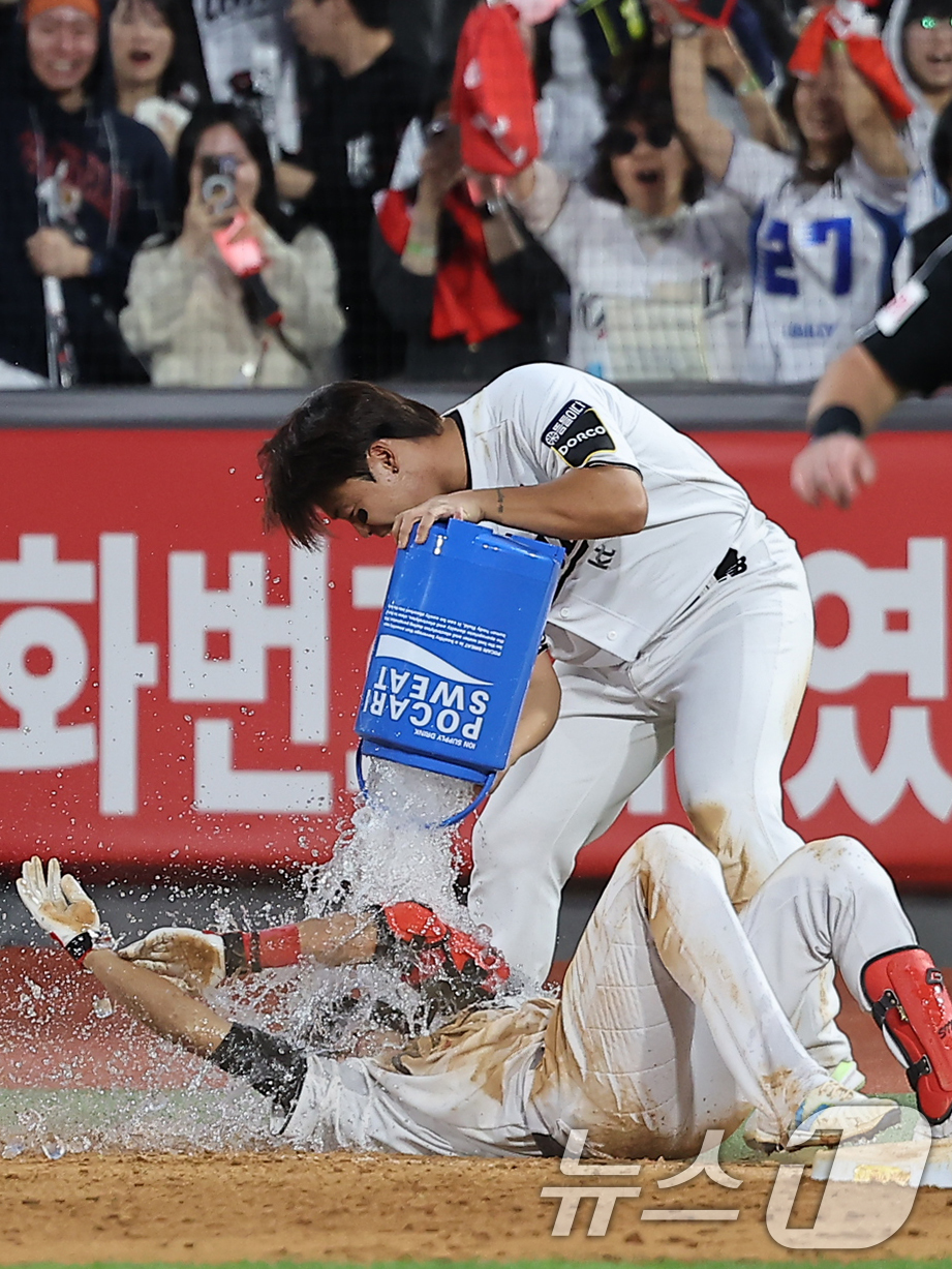 (수원=뉴스1) 김진환 기자 = 9일 오후 경기 수원시 장안구 KT위즈파크에서 열린 프로야구 '2024 신한 SOL 뱅크 KBO 포스트시즌' 준플레이오프 4차전 LG 트윈스와 KT …