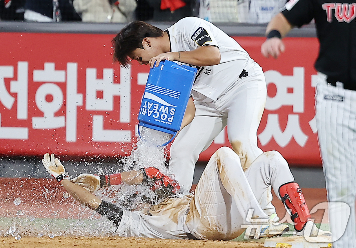 (수원=뉴스1) 김진환 기자 = 9일 오후 경기 수원시 장안구 KT위즈파크에서 열린 프로야구 '2024 신한 SOL 뱅크 KBO 포스트시즌' 준플레이오프 4차전 LG 트윈스와 KT …