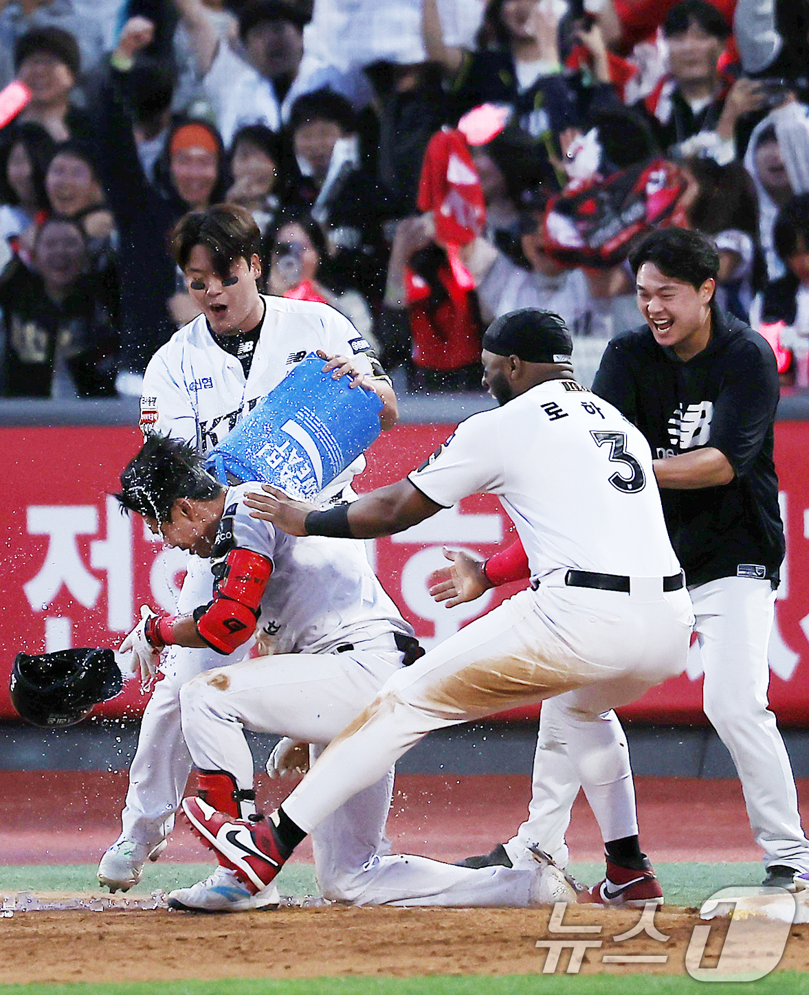 (수원=뉴스1) 김진환 기자 = 9일 오후 경기 수원시 장안구 KT위즈파크에서 열린 프로야구 '2024 신한 SOL 뱅크 KBO 포스트시즌' 준플레이오프 4차전 LG 트윈스와 KT …