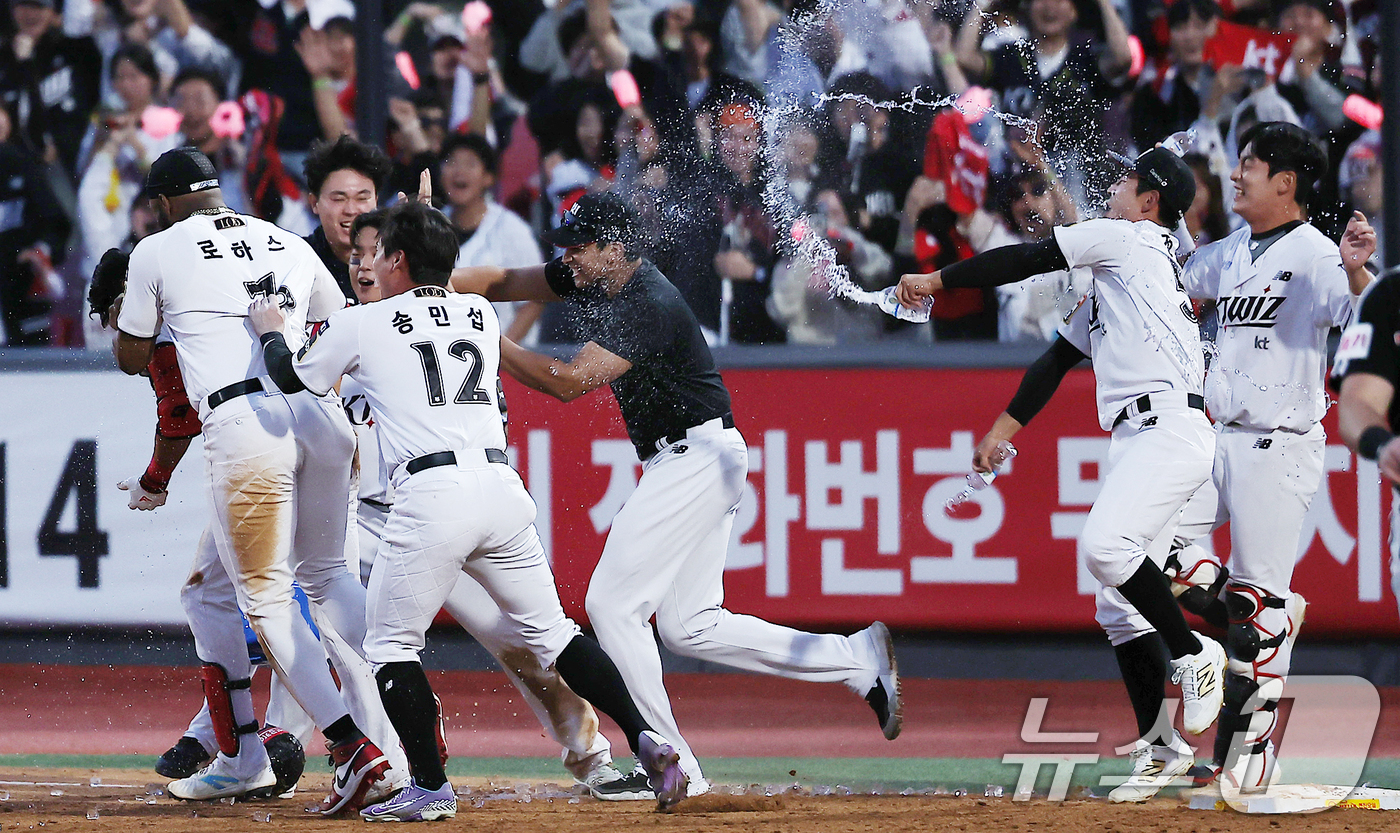 (수원=뉴스1) 김진환 기자 = 9일 오후 경기 수원시 장안구 KT위즈파크에서 열린 프로야구 '2024 신한 SOL 뱅크 KBO 포스트시즌' 준플레이오프 4차전 LG 트윈스와 KT …