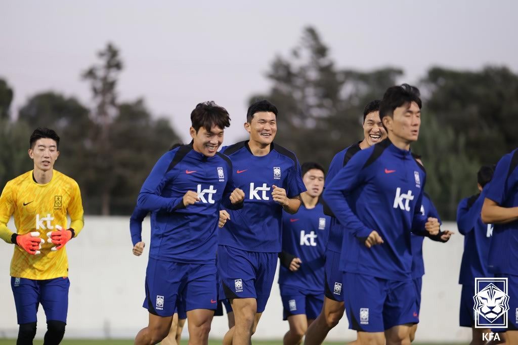 본문 이미지 - 한국은 10일 오후 11시(한국시간) 요르단 암만 국제경기장에서 요르단을 상대로 2026 FIFA 북중미 월드컵 아시아 3차 예선 B조 3차전을 치른다. 김민재(왼쪽에서 세 번째)는 손흥민 대신 주장을 맡는다. (대한축구협회 제공)