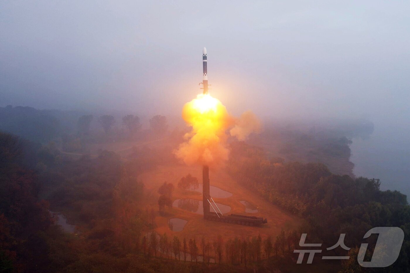 &#40;평양 노동신문=뉴스1&#41; = 지난해 10월 31일 북한이 발사한 신형 대륙간탄도미사일&#40;ICBM&#41; &#39;화성-19형&#39;. [국내에서만 사용가능. 재배포 금지. DB 금지. For Use Only in the Republic of Korea. Redistribution Prohibited] rodongphoto@news1.kr