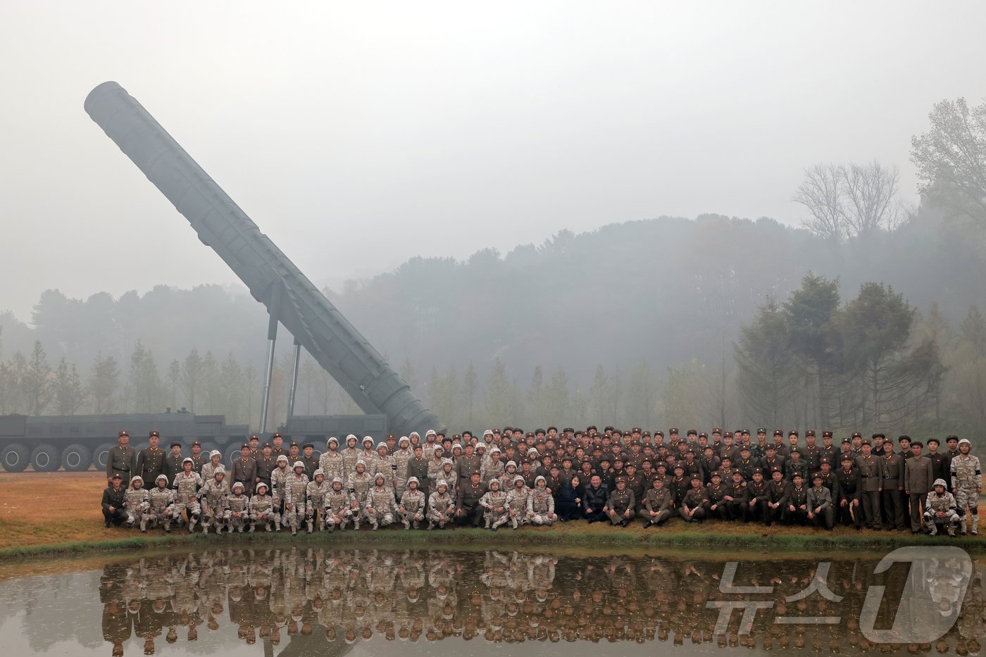 &#40;평양 노동신문=뉴스1&#41; = 북한 노동당 기관지 노동신문은 1일 &#34;경애하는 김정은 동지께서 10월 31일 아침 공화국 전략무력의 절대적 우세를 영구화하는데서 획기적 이정표를 세우는 중대한 시험을 현지에서 직접 지도하시었다&#34;라며 전날 발사한 ICBM의 사진을 공개했다. [국내에서만 사용가능. 재배포 금지. DB 금지. For Use Only in the Republic of Korea. Redistribution Prohibited] rodongphoto@news1.kr