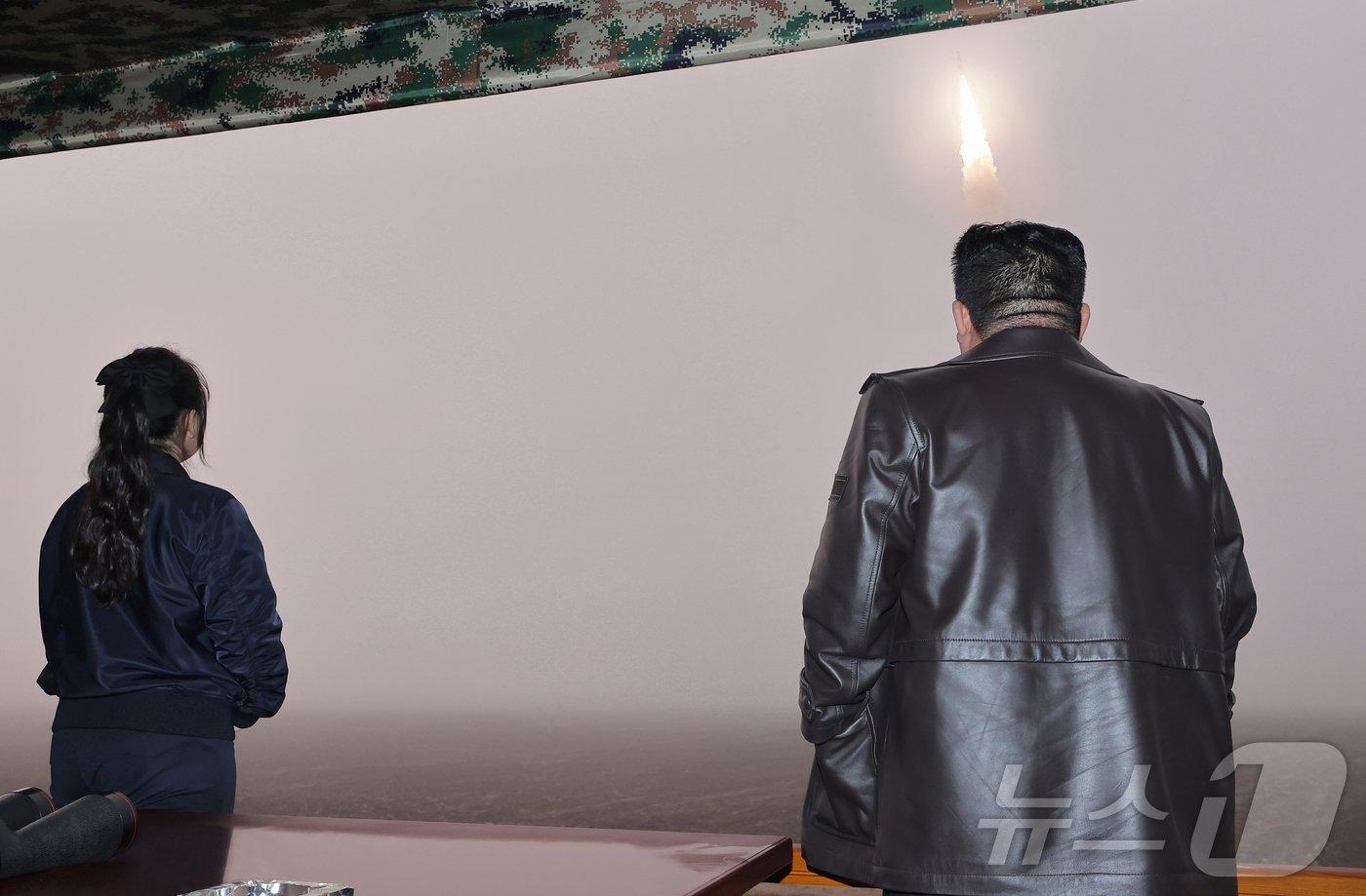 본문 이미지 - (평양 노동신문=뉴스1) = 김정은 북한 노동당 총비서와 그의 딸 김주애가 ICBM 발사를 참관하고 있다. [국내에서만 사용가능. 재배포 금지. DB 금지. For Use Only in the Republic of Korea. Redistribution Prohibited] rodongphoto@news1.kr