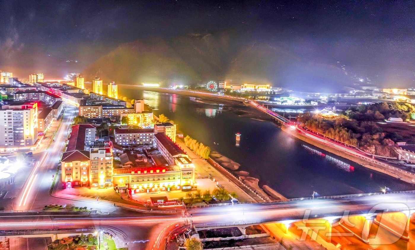 (평양 노동신문=뉴스1) = 북한 노동당 기관지 노동신문은 1일 자장도 강계시의 야경을 조명하며 "도 안의 전반적인 시, 군들에 희한한 불야경을 펼치기 위한 사업을 목적지향성있게 …