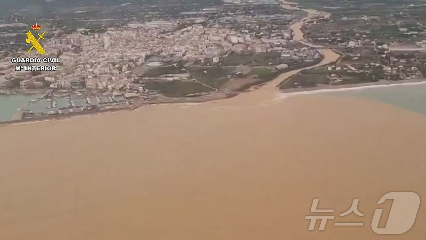본문 이미지 - 31일(현지시간) 스페인 발렌시아 지역에 폭우로 홍수가 발생해 베니카를로 인근 강이 범람하고 있다. 2024.10.31 ⓒ AFP=뉴스1 ⓒ News1 정지윤 기자