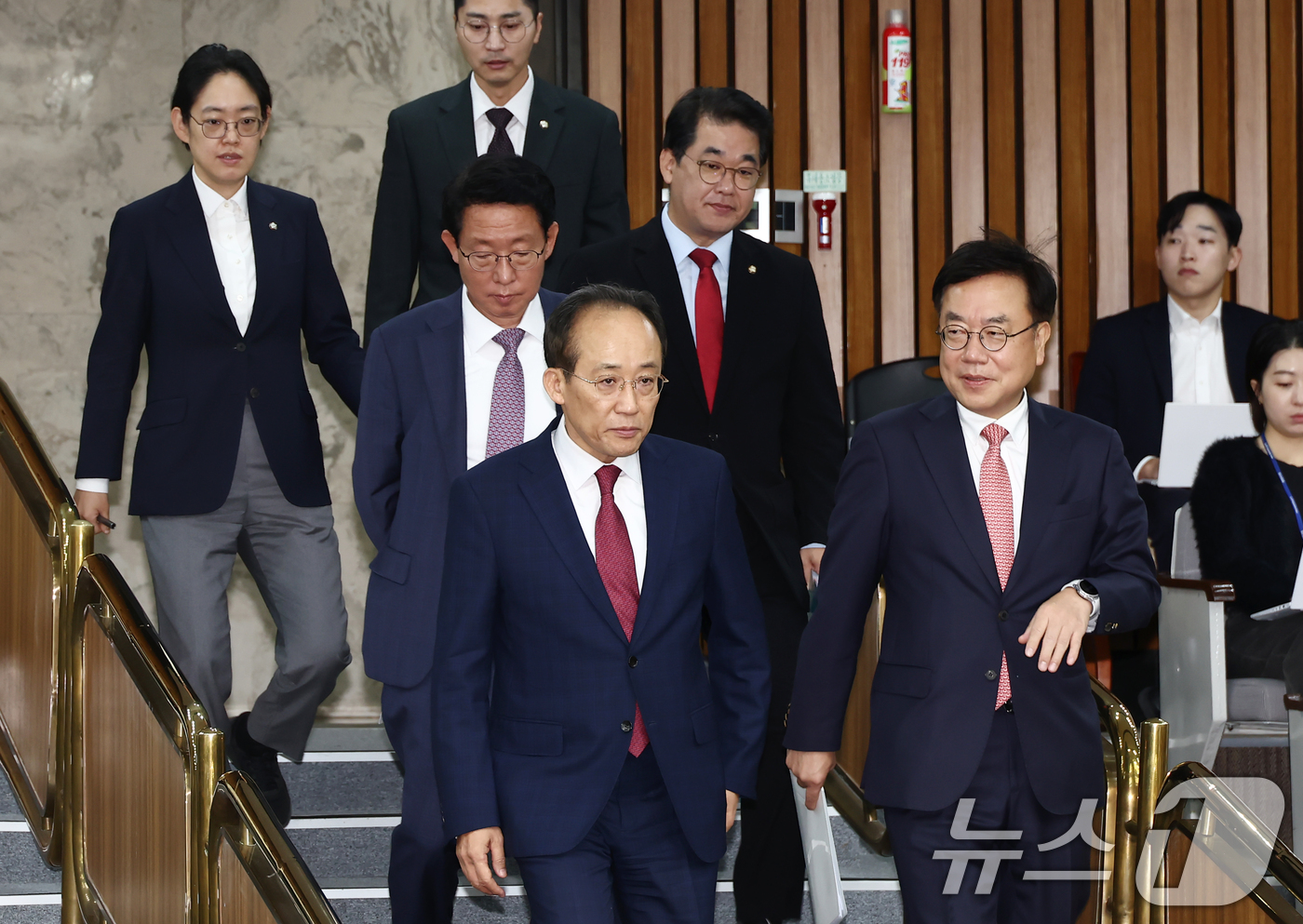 (서울=뉴스1) 김민지 기자 = 국민의힘 추경호 원내대표, 김상훈 정책위의장을 비롯한 지도부가 1일 오전 서울 여의도 국회에서 열린 국정감사대책회의에 참석하고 있다. 2024.11 …