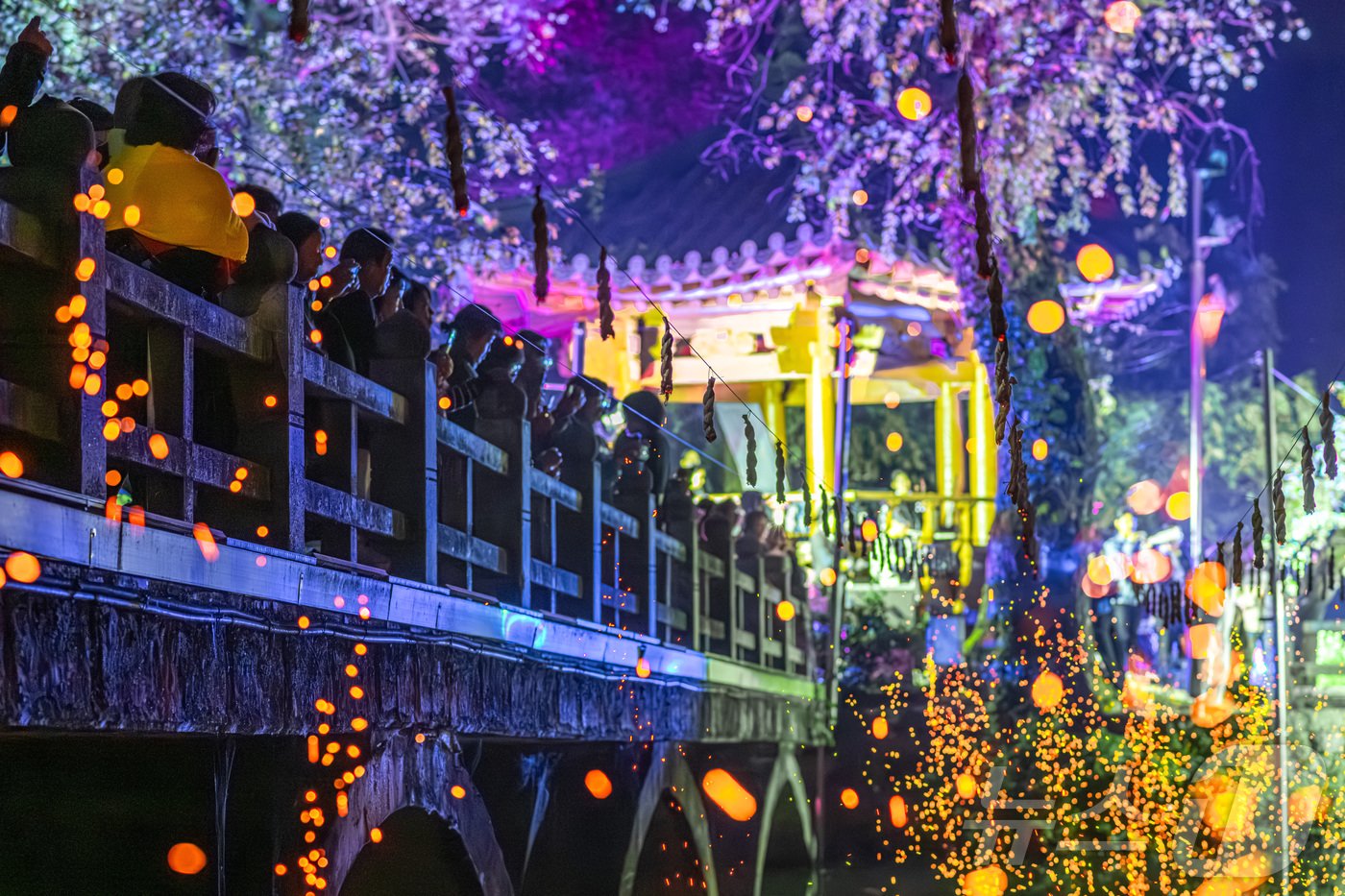 본문 이미지 - 낙화놀이 스페셜데이에 방문한 일본인 관광객들이 낙화를 즐기고 있다(한국관광공사 제공)