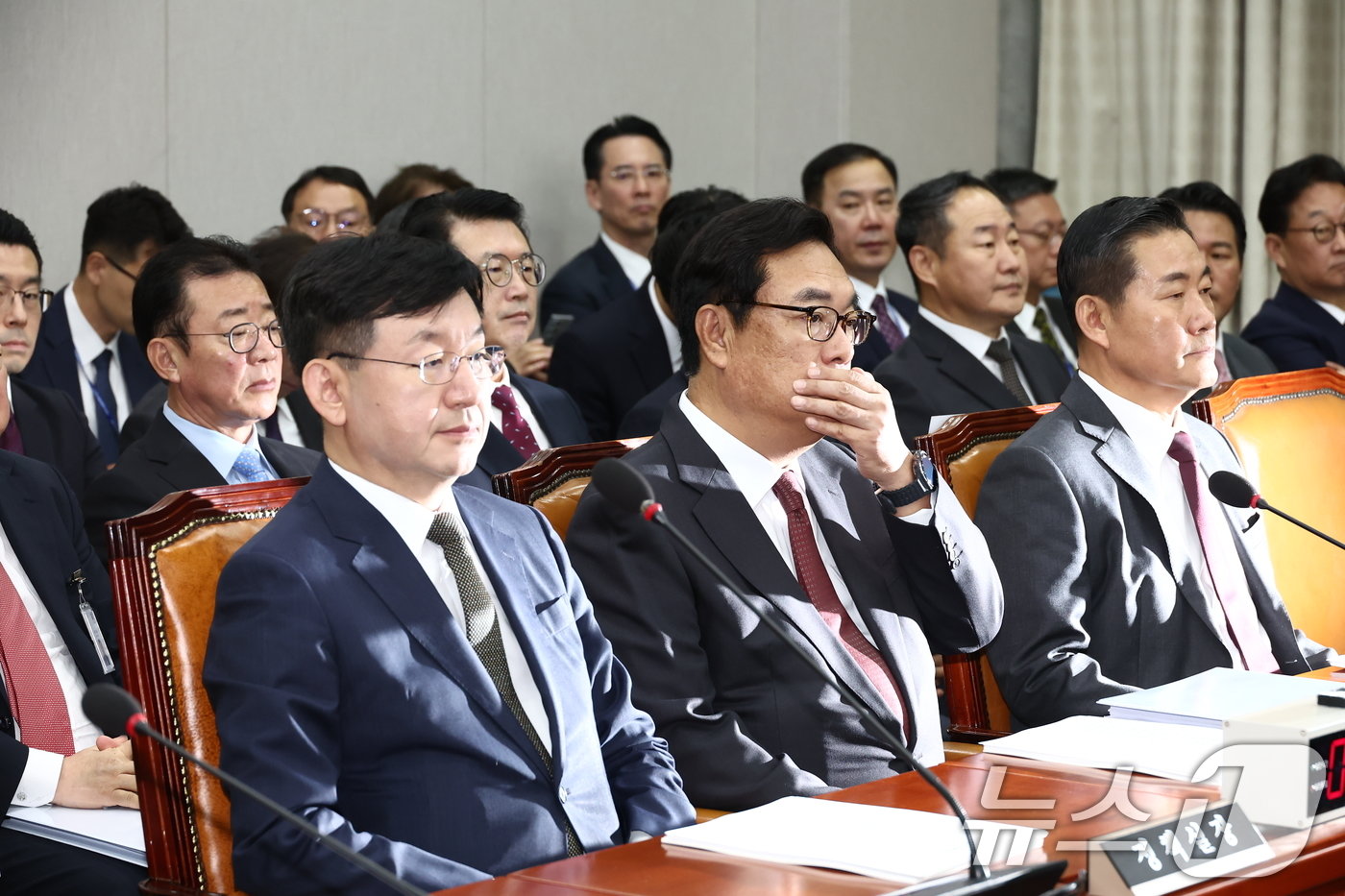 본문 이미지 - 정진석 대통령 비서실장(앞줄 가운데)이 1일 오전 서울 여의도 국회 운영위원회에서 열린 대통령비서실·국가안보실·대통령 경호처 대상 종합 국정감사에 출석해 감사개시를 기다리고 있다. 앞줄 왼쪽부터 성태윤 정책실장, 정 실장, 신원식 안보실장. 2024.11.1/뉴스1 ⓒ News1 김민지 기자