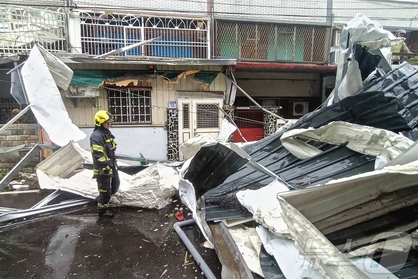 (화롄 AFP=뉴스1) 우동명 기자 = 31일(현지시간) 태풍 콩레이가 강타한 대만 화롄에서 강풍에 뜯겨 떨어진 지붕이 보인다. 2024.11.01ⓒ AFP=뉴스1