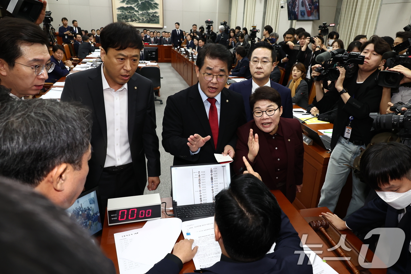 (서울=뉴스1) 김민지 기자 = 국민의힘 배준영 원내수석부대표와 임이자 의원 등이 1일 오전 서울 여의도 국회 운영위원회에서 열린 대통령비서실·국가안보실·대통령 경호처 대상 종합 …