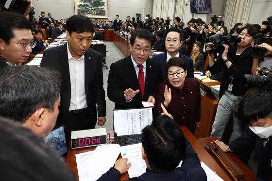 "김건희 안 나오면 동행명령" vs "사과하라"…운영위 여야 충돌