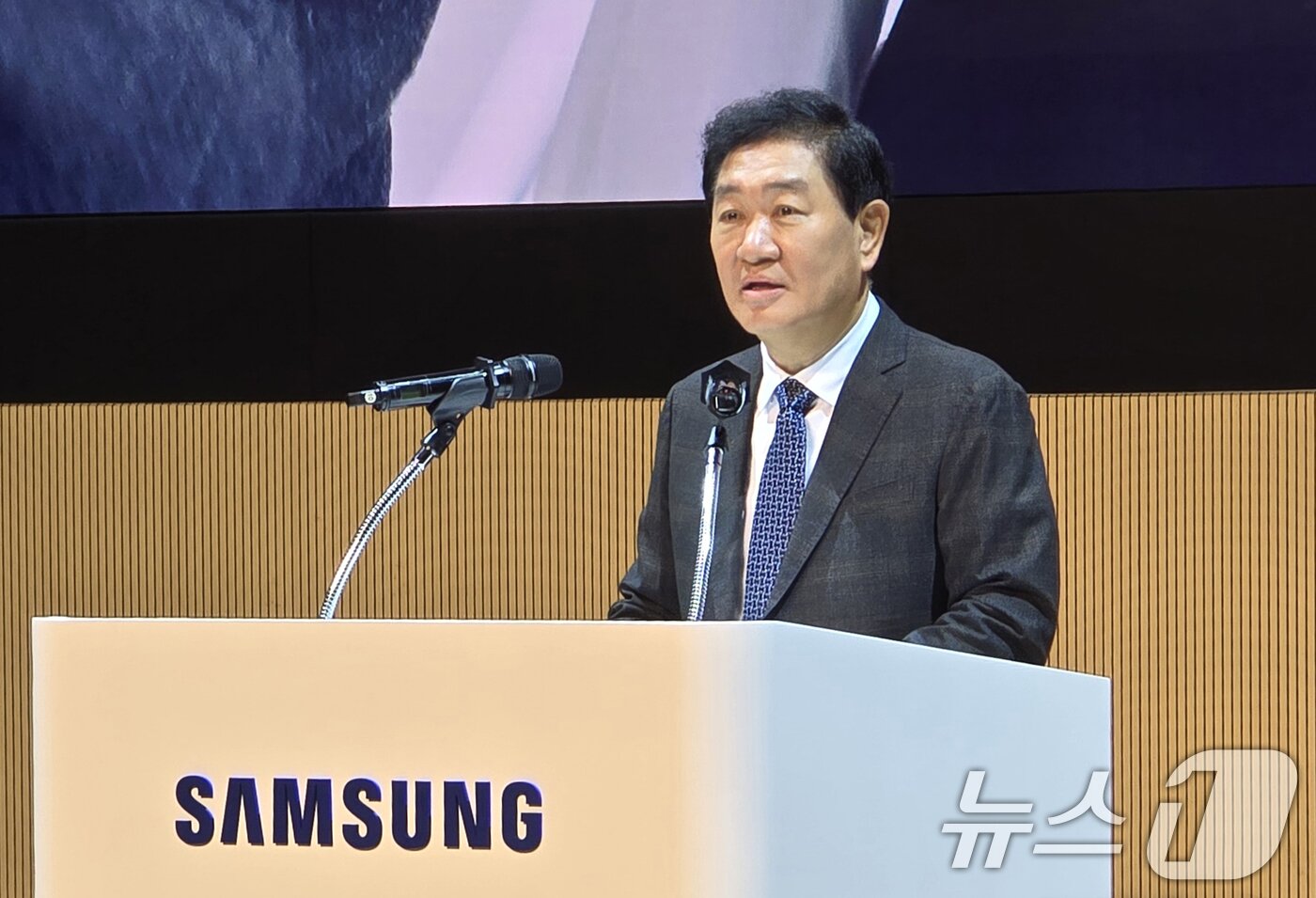 본문 이미지 - 한종희 삼성전자 대표이사 부회장이 1일 삼성전자 수원 디지털시티에서 열린 삼성전자 창립 55주년 기념식에서 기념사를 하고 있다. &#40;삼성전자 제공&#41; 2024.11.1/뉴스1