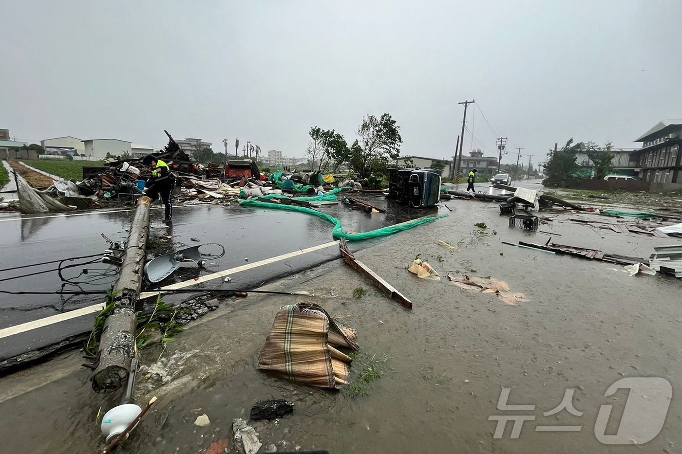 (화롄 AFP=뉴스1) 우동명 기자 = 31일(현지시간) 태풍 콩레이가 강타한 대만 화롄의 도로에서 쓰러진 전신주가 보인다. 2024.11.01ⓒ AFP=뉴스1