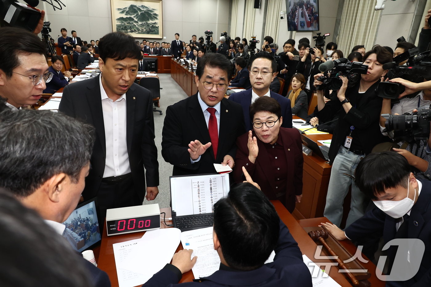 본문 이미지 - 국민의힘 배준영 원내수석부대표와 임이자 의원 등이 1일 오전 서울 여의도 국회 운영위원회에서 열린 대통령비서실·국가안보실·대통령 경호처 대상 종합 국정감사에서 의사진행 발언과 증인 선서와 관련해 박찬대 운영위원장에게 항의하고 있다. 2024.11.1/뉴스1 ⓒ News1 김민지 기자