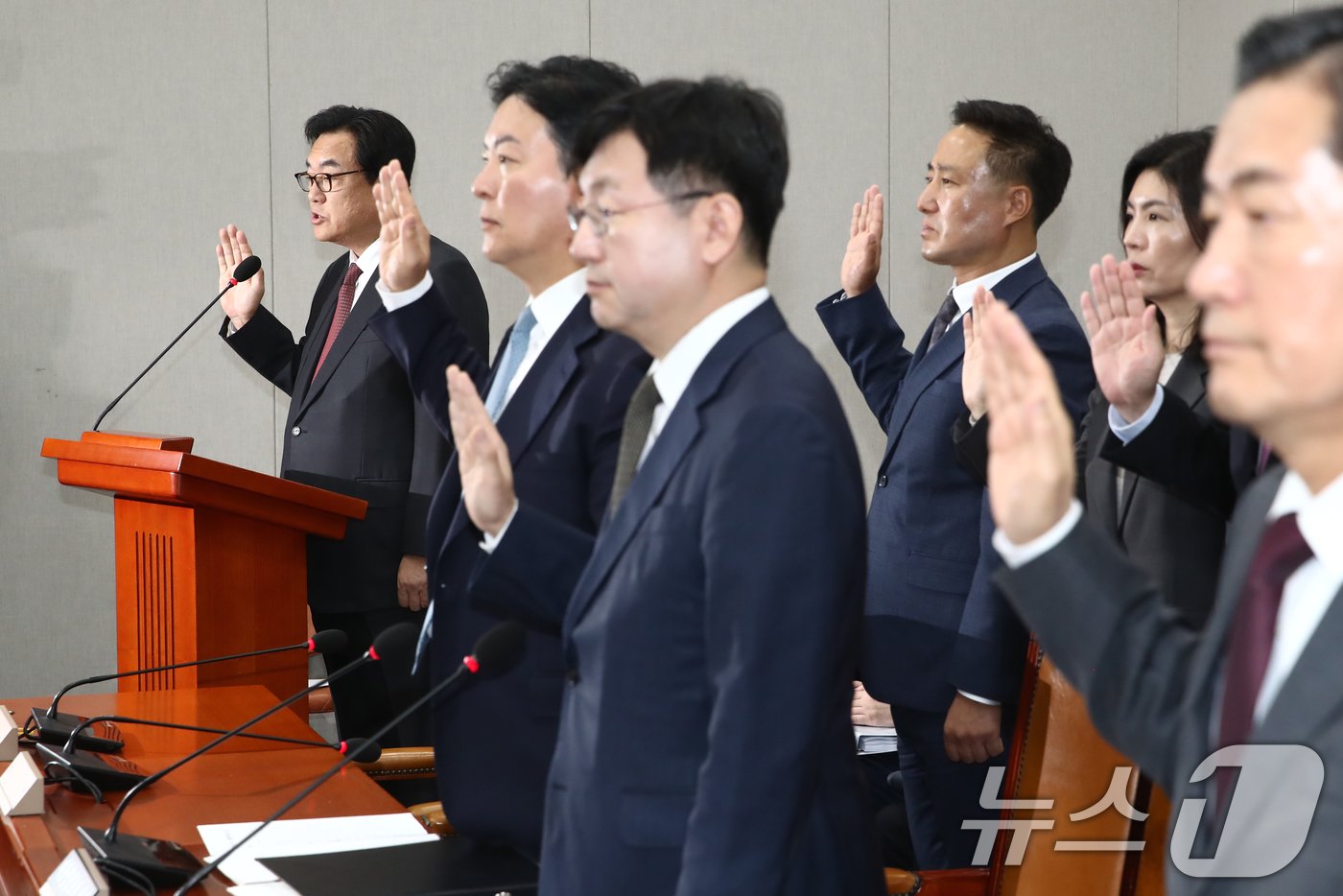 본문 이미지 - 정진석 대통령비서실장이 1일 오전 서울 여의도 국회에서 열린 운영위원회의 대통령비서실, 국가안보실, 대통령 경호처에 대한 국정감사에서 선서하고 있다. 2024.11.1/뉴스1 ⓒ News1 이광호 기자