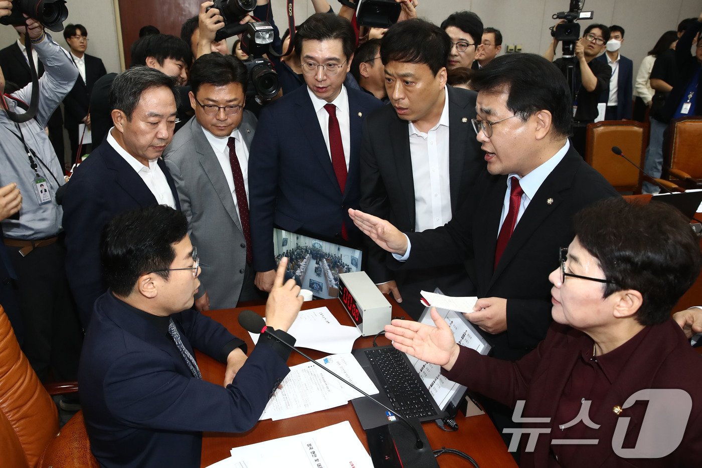 본문 이미지 - 국민의힘 의원들이 1일 오전 서울 여의도 국회 운영위원회에서 열린 대통령비서실·국가안보실·대통령 경호처에 대한 국정감사에서 김건희 여사 등의 증인 출석 문제와 야당의 주요 법안 단독 처리에 대해 박찬대 운영위원장에게 항의하고 있다. 2024.11.1/뉴스1 ⓒ News1 이광호 기자