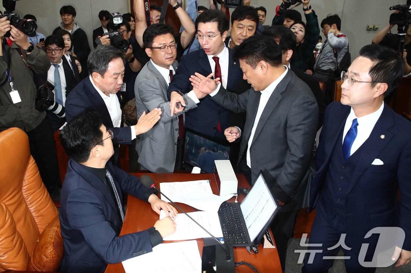 본문 이미지 - 국민의힘 의원들이 11월 1일 오전 서울 여의도 국회 운영위원회에서 열린 대통령비서실·국가안보실·대통령 경호처에 대한 국정감사에서 김건희 여사 등의 증인 출석 문제와 야당의 주요 법안 단독 처리에 대해 박찬대 운영위원장에게 항의하고 있다. 2024.11.1/뉴스1 ⓒ News1 이광호 기자