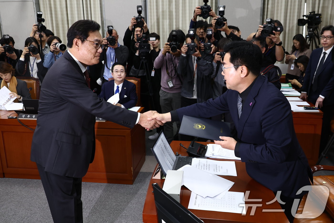 정진석 대통령 비서실장이 1일 오전 서울 여의도 국회 운영위원회에서 열린 대통령비서실·국가안보실·대통령 경호처 대상 종합 국정감사에서 박찬대 위원장에게 증인 선서문을 제출한 뒤 악수하고 있다. 2024.11.1/뉴스1 ⓒ News1 김민지 기자