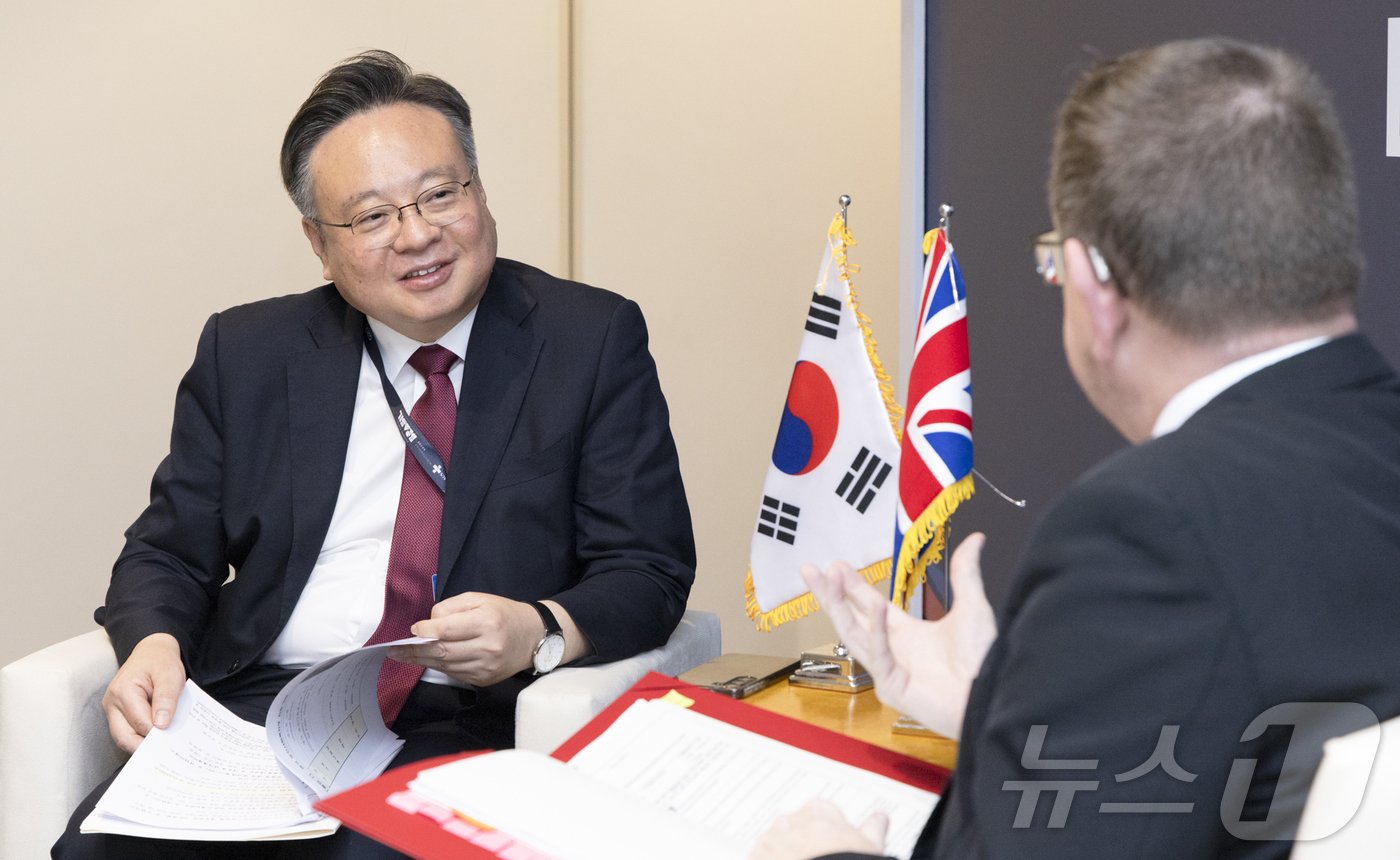 본문 이미지 - 지난달 31일 열린 &#39;2024 G20 재무보건장관 합동회의 및 보건장관회의&#39;에서 영국 수석대표 앤드류 그웬&#40;Andrew Gwynne&#41; 보건사회복지부 차관과 회담하는 조규홍 보건복지부 장관 &#40;보건복지부 제공&#41; 2024.11.1/뉴스1 ⓒ News1