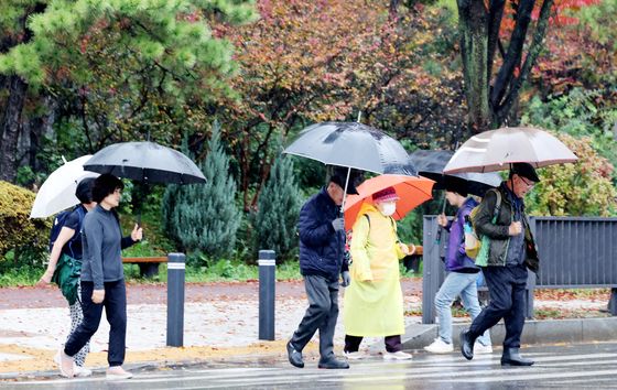 26일 전국 최대 100㎜ 수도권 40㎜ 비…오후에 찬 공기 남하