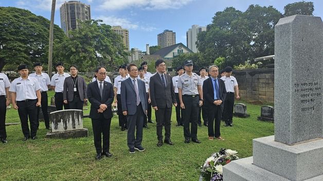 인하대, 개교 70주년 하와이 오아후 공동묘지 찾아 참배·헌화