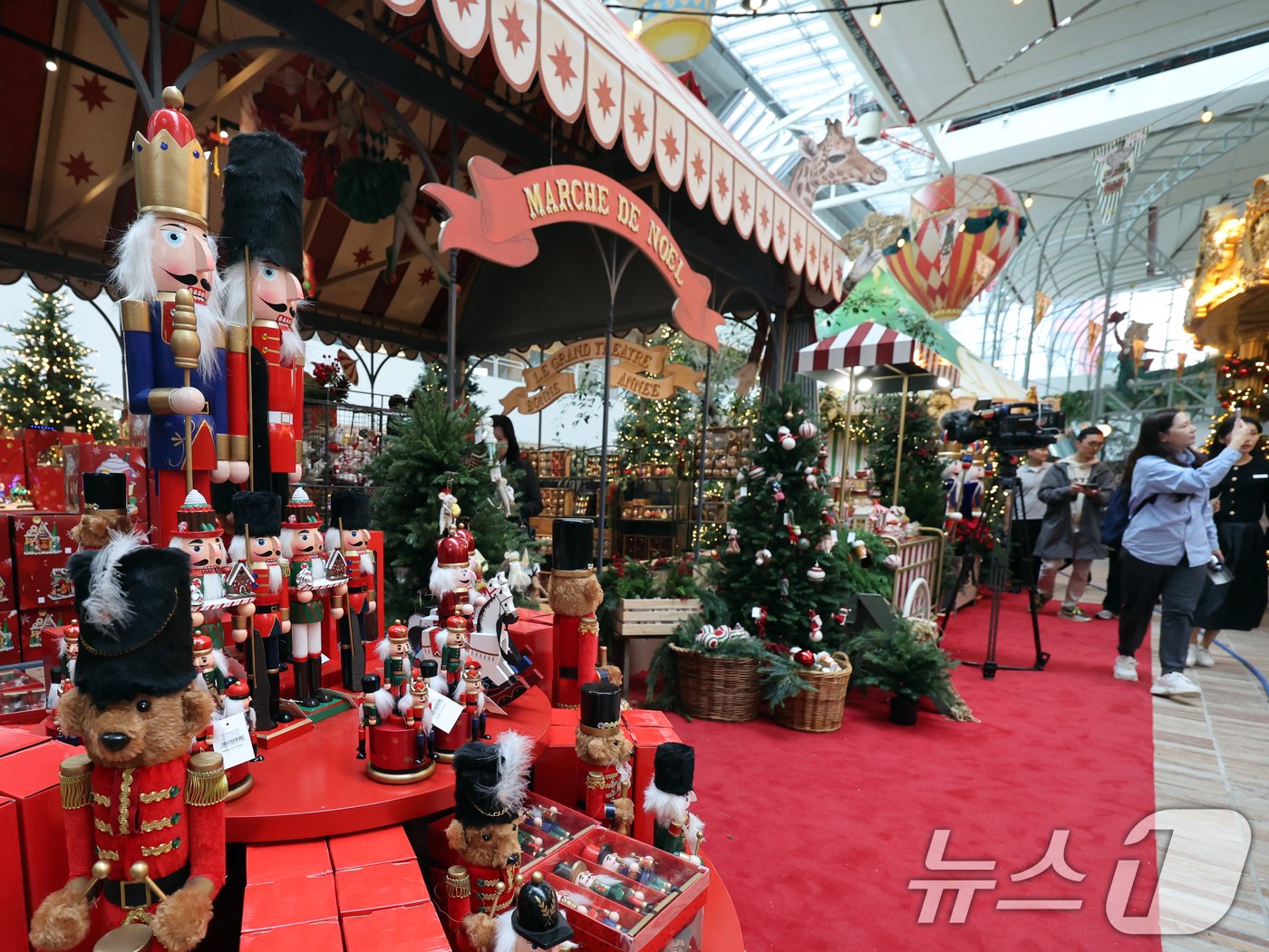 본문 이미지 - 1일 서울 영등포구 여의도 더현대 서울 사운즈 포레스트에 크리스마스 장식이 설치돼 있다. 2024.11.1/뉴스1 ⓒ News1 황기선 기자