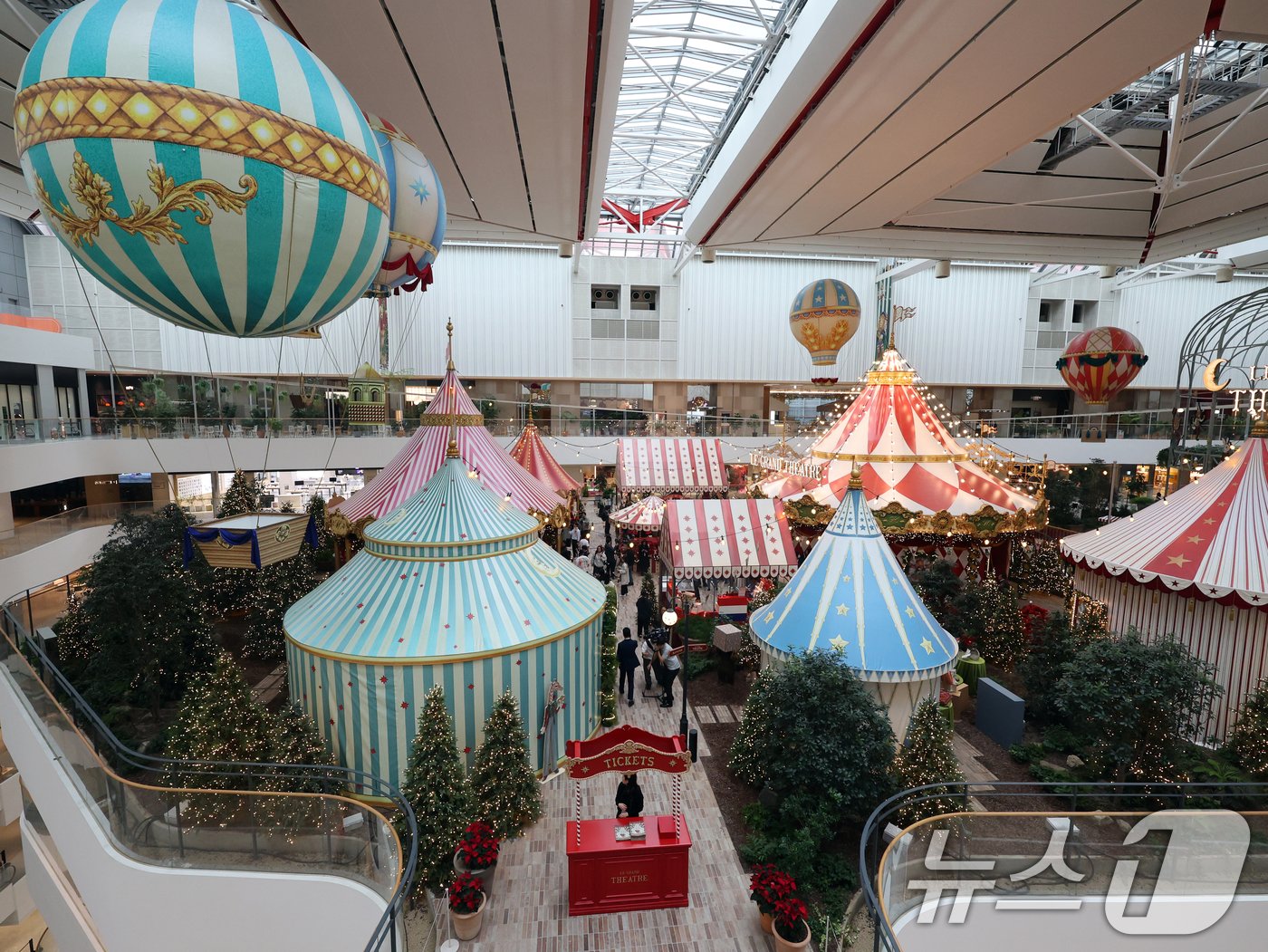 본문 이미지 - 1일 서울 영등포구 여의도 더현대 서울 사운즈 포레스트에 크리스마스 장식이 설치돼 있다. 2024.11.1/뉴스1 ⓒ News1 황기선 기자