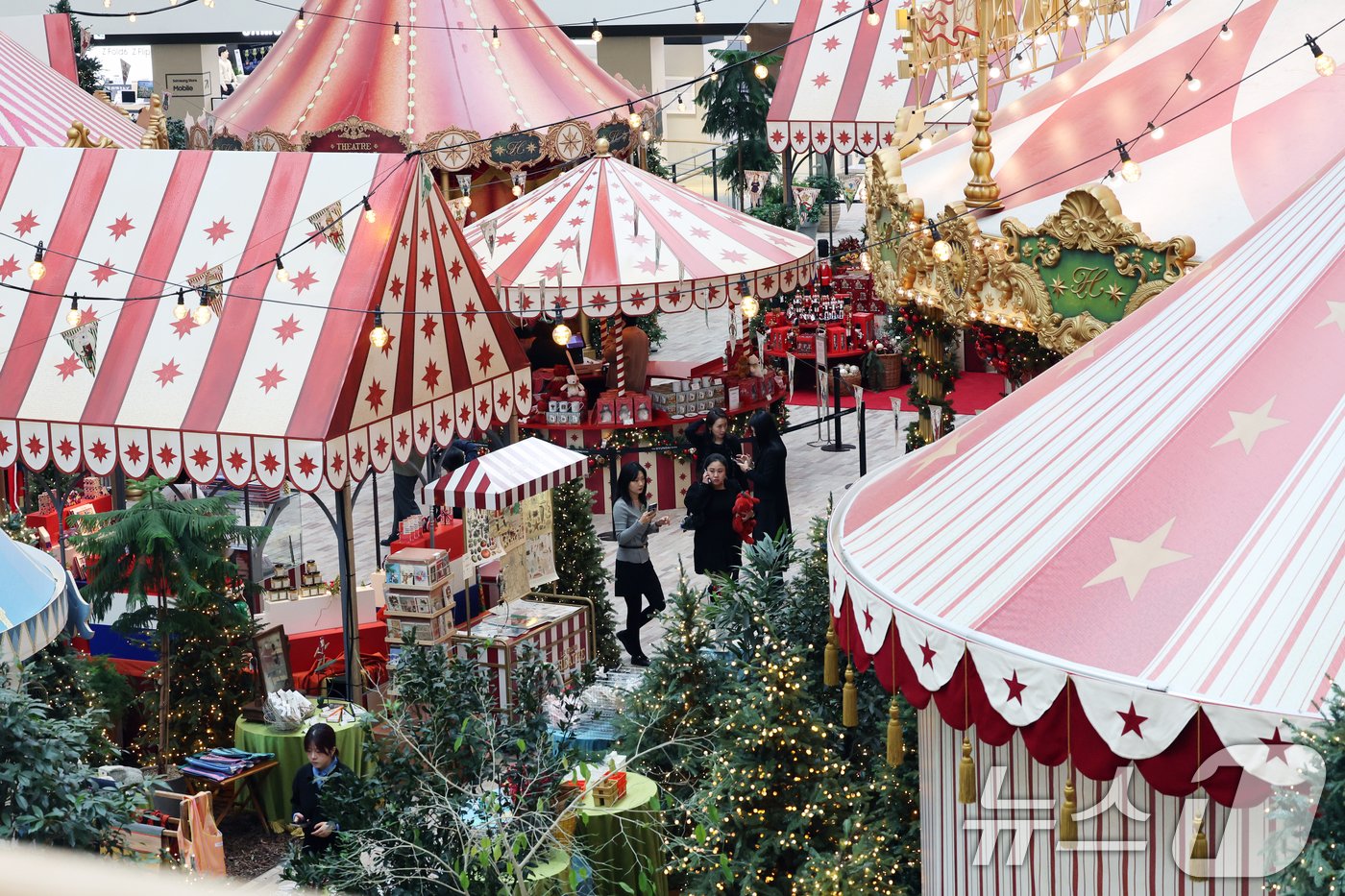 본문 이미지 - 1일 서울 영등포구 여의도 더현대 서울 사운즈 포레스트에 크리스마스 장식이 설치돼 있다. 이번 시즌 콘셉트는 '움직이는 대극장'(LE GRAND THEATRE)으로 유럽 동화 속에 나오는 서커스 마을을 구현했다. 2024.11.1/뉴스1 ⓒ News1 황기선 기자