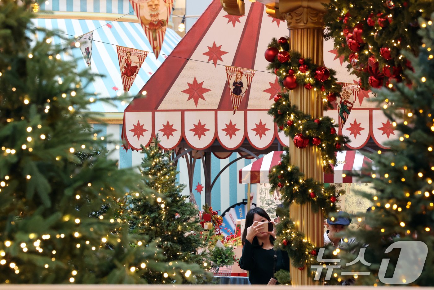 본문 이미지 - 1일 서울 영등포구 여의도 더현대 서울 사운즈 포레스트에 크리스마스 장식이 설치돼 있다. 2024.11.1/뉴스1 ⓒ News1 황기선 기자