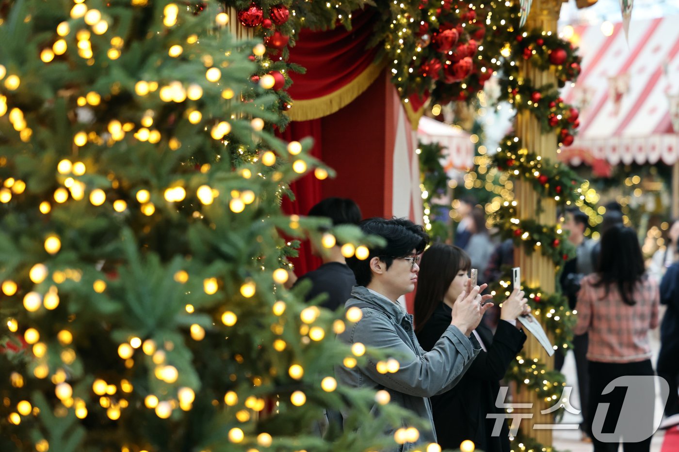 본문 이미지 - 1일 서울 영등포구 여의도 더현대 서울 사운즈 포레스트에 크리스마스 장식이 설치돼 있다. 이번 시즌 콘셉트는 '움직이는 대극장'(LE GRAND THEATRE)으로 유럽 동화 속에 나오는 서커스 마을을 구현했다. 2024.11.1/뉴스1 ⓒ News1 황기선 기자