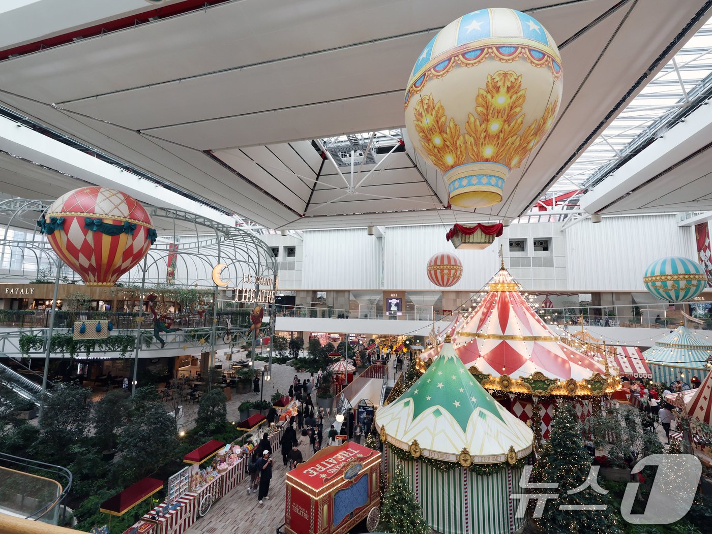 본문 이미지 - 1일 서울 영등포구 여의도 더현대 서울 사운즈 포레스트에 크리스마스 장식이 설치돼 있다. 이번 시즌 콘셉트는 '움직이는 대극장'(LE GRAND THEATRE)으로 유럽 동화 속에 나오는 서커스 마을을 구현했다. 2024.11.1/뉴스1 ⓒ News1 황기선 기자
