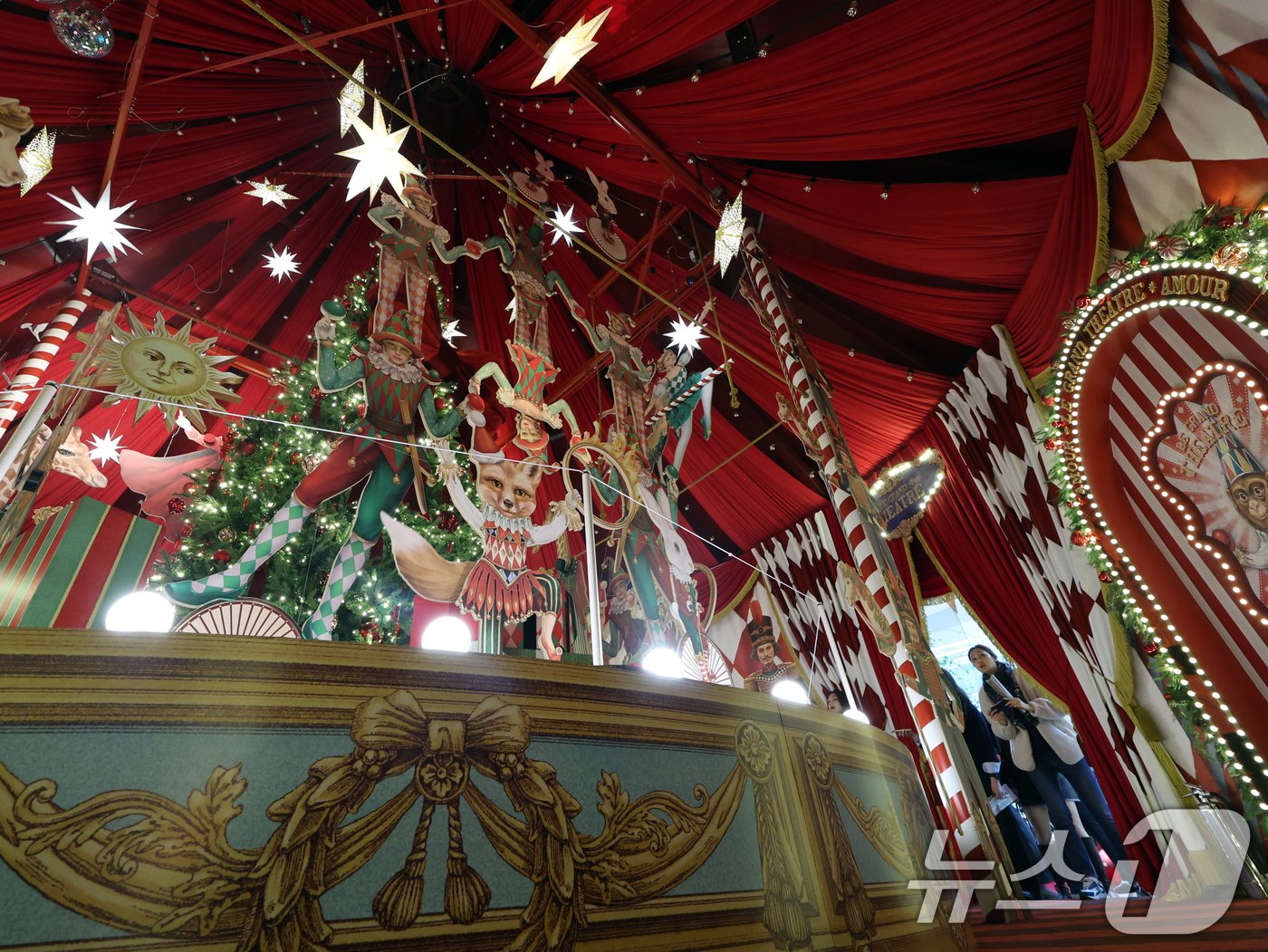 본문 이미지 - 1일 서울 영등포구 여의도 더현대 서울 사운즈 포레스트에 크리스마스 장식이 설치돼 있다. 2024.11.1/뉴스1 ⓒ News1 황기선 기자